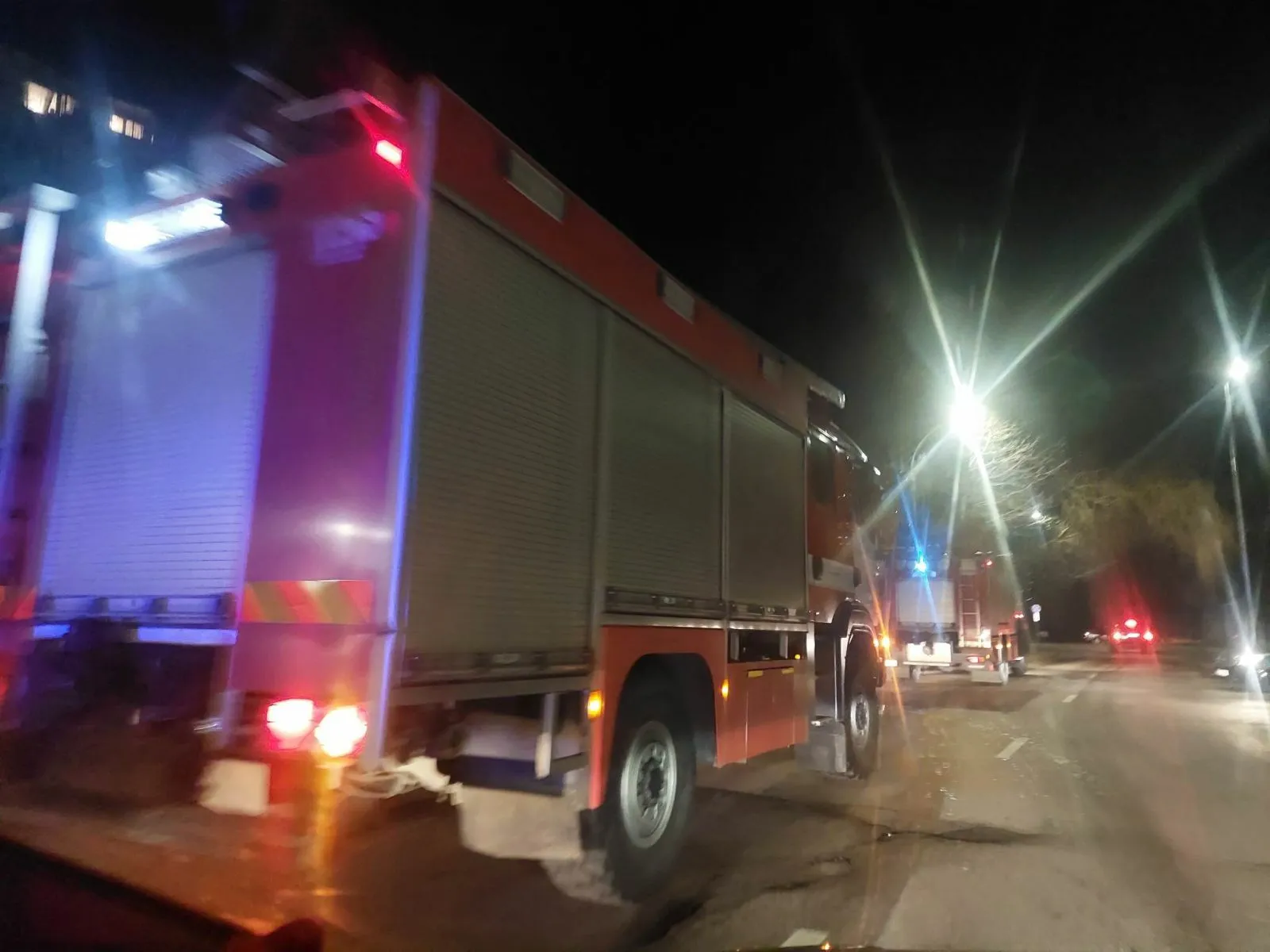 Gausios ugniagesių pajėgos skubėjo į Taikos prospektą / Skaitytojos nuotr.