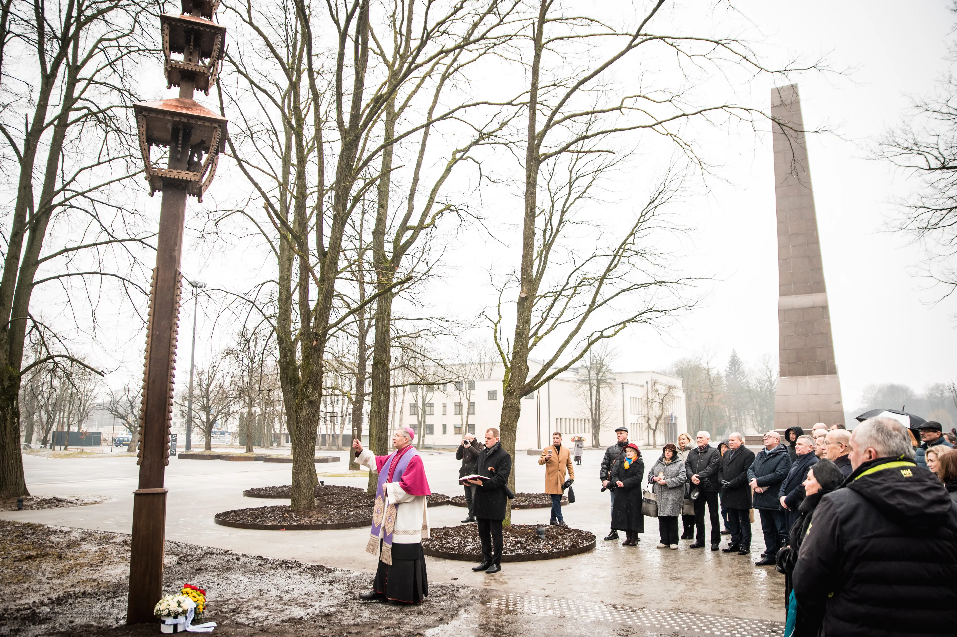 Atstatytas popiežiaus vizitą Kaune įamžinęs koplytstulpis