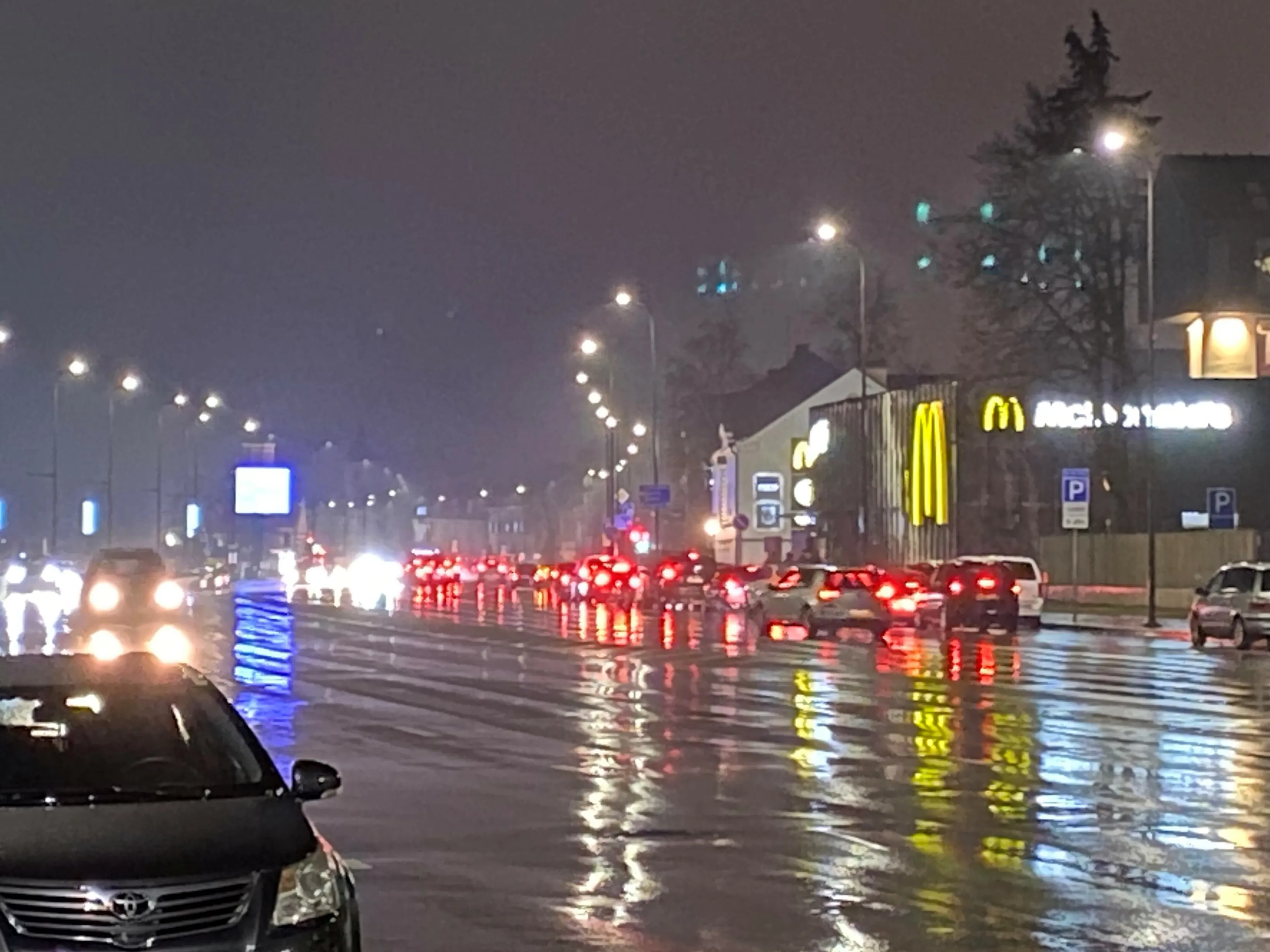 Kauniečiai suvažiavo nemokamų mėsainių