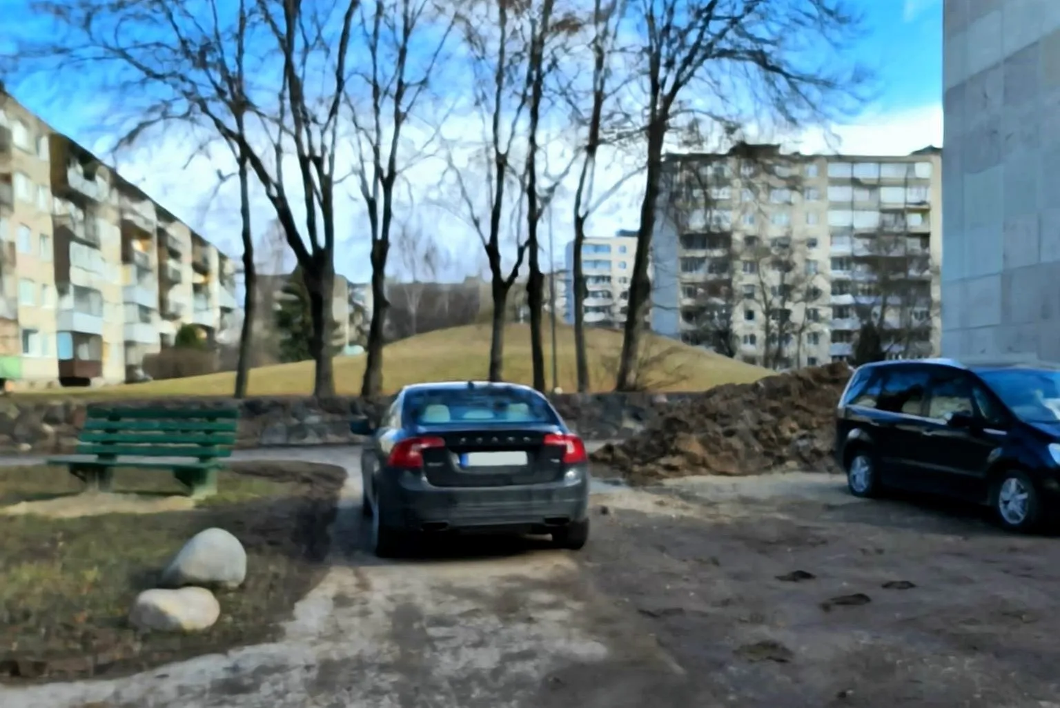 Ant pėsčiųjų tako paliktas automobilis