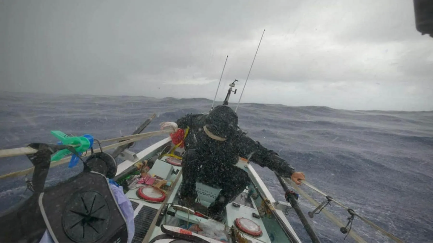 Aurimas Valujavičius kovoja su bangomis Atlanto vandenyne