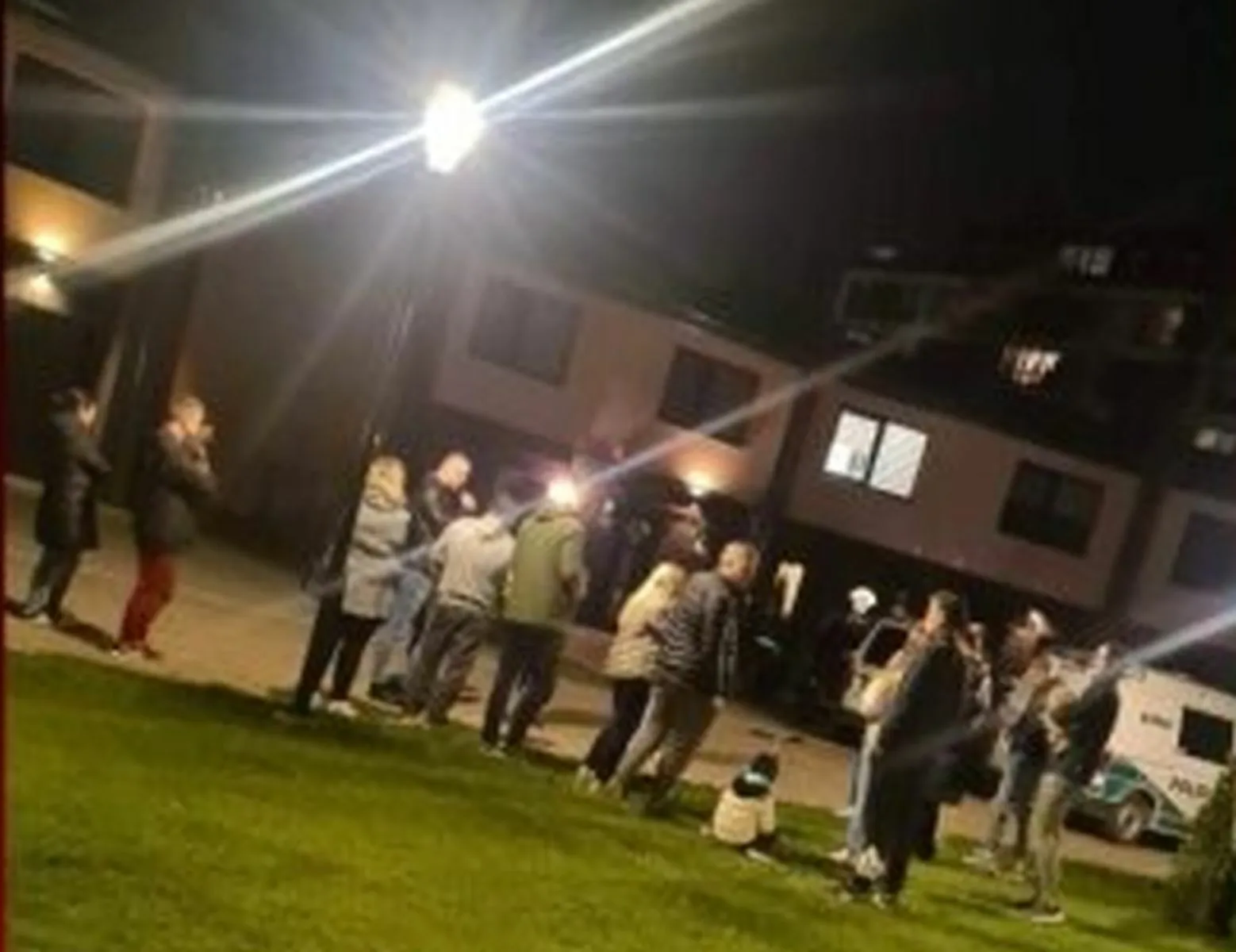 Speciali policijos pareigūnų operacija: žmonės apsupo namus ir neišleido policijos, kol nebuvo surastas vaikas