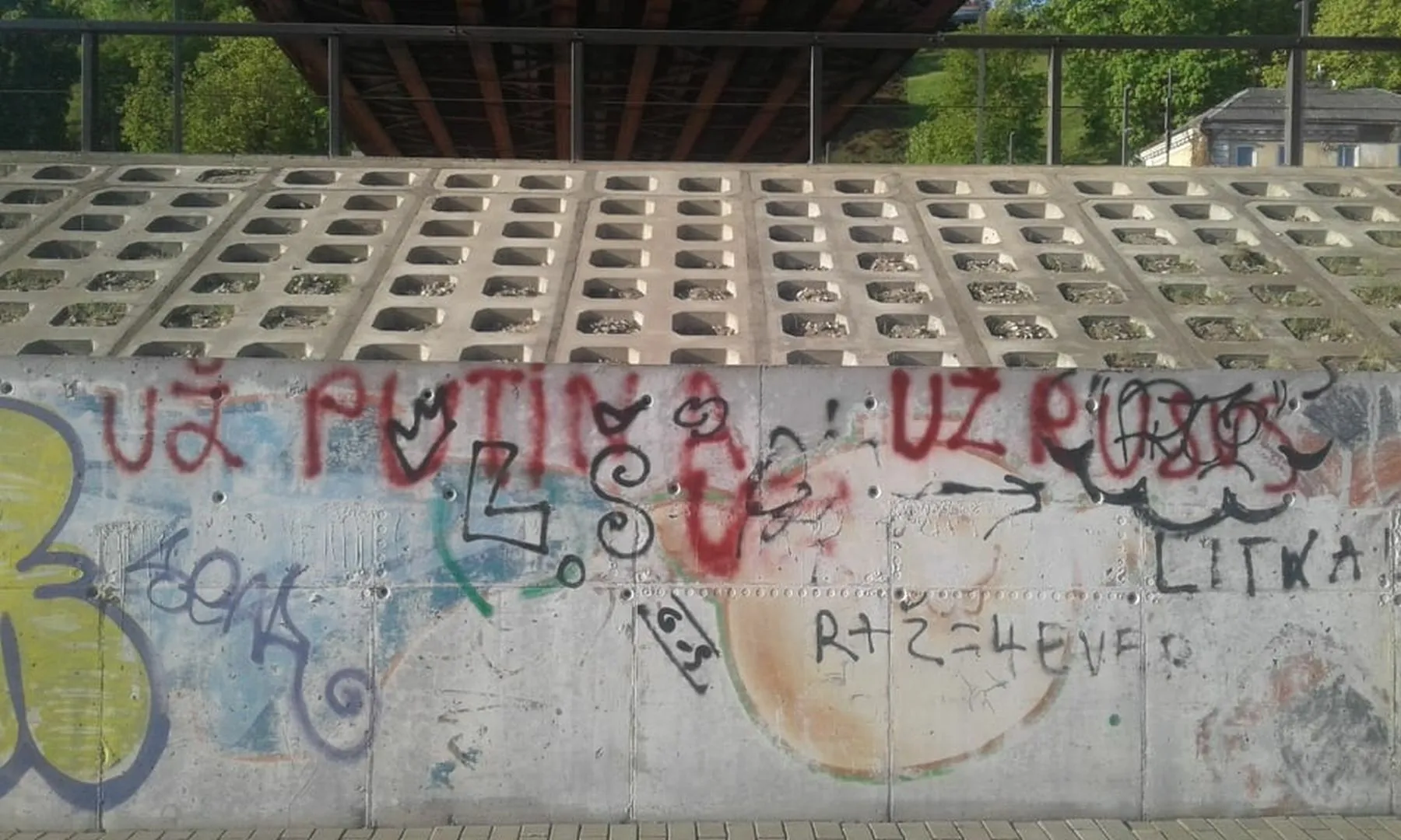 Užrašas po Vytauto Didžiojo tiltu / Skaitytojo nuotr.