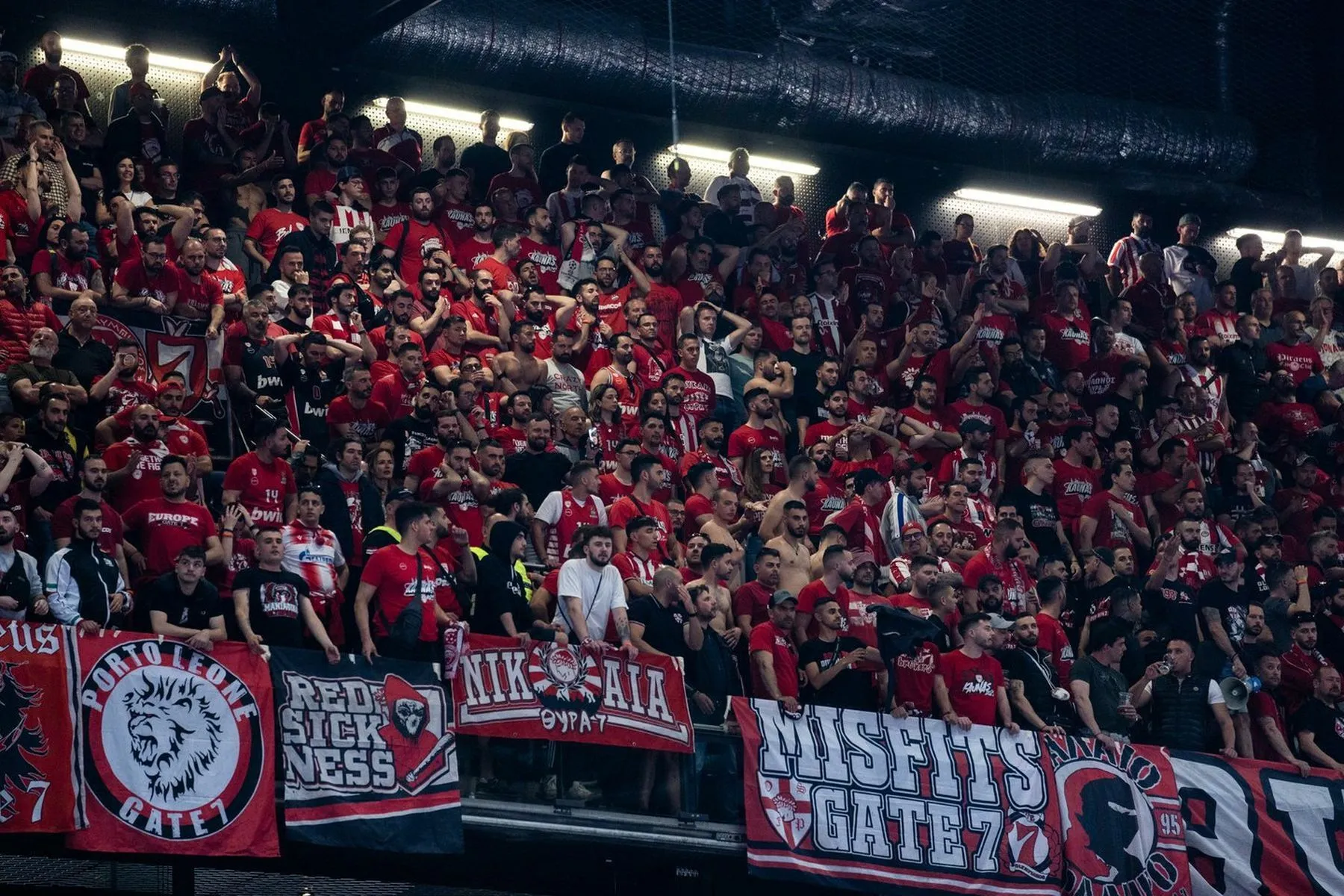 Chaosas „Žalgirio“ arenoje: alumi aplietos sirgalių galvos