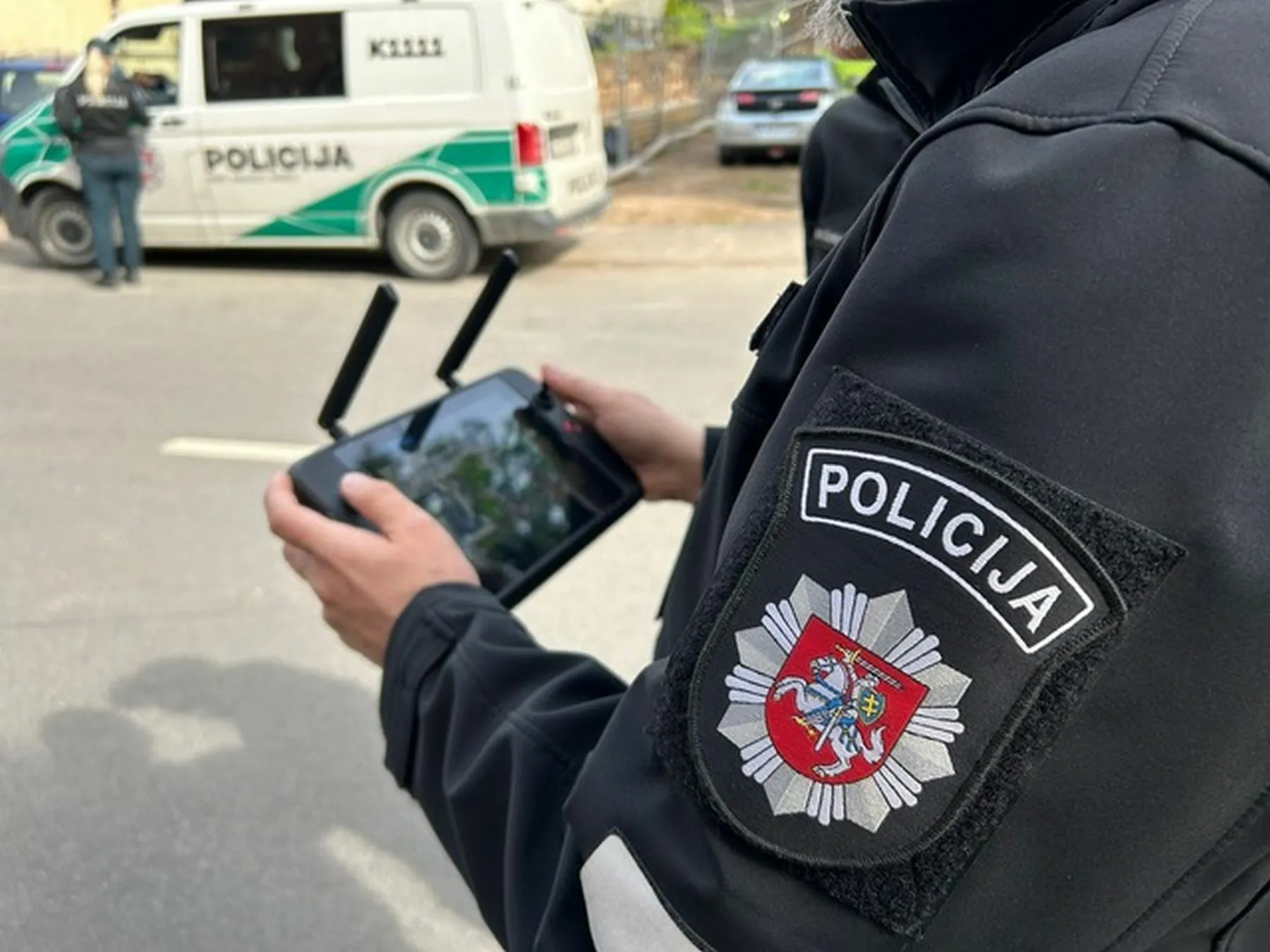 Policija naudoja dronus gaudant rūkančius vaikus