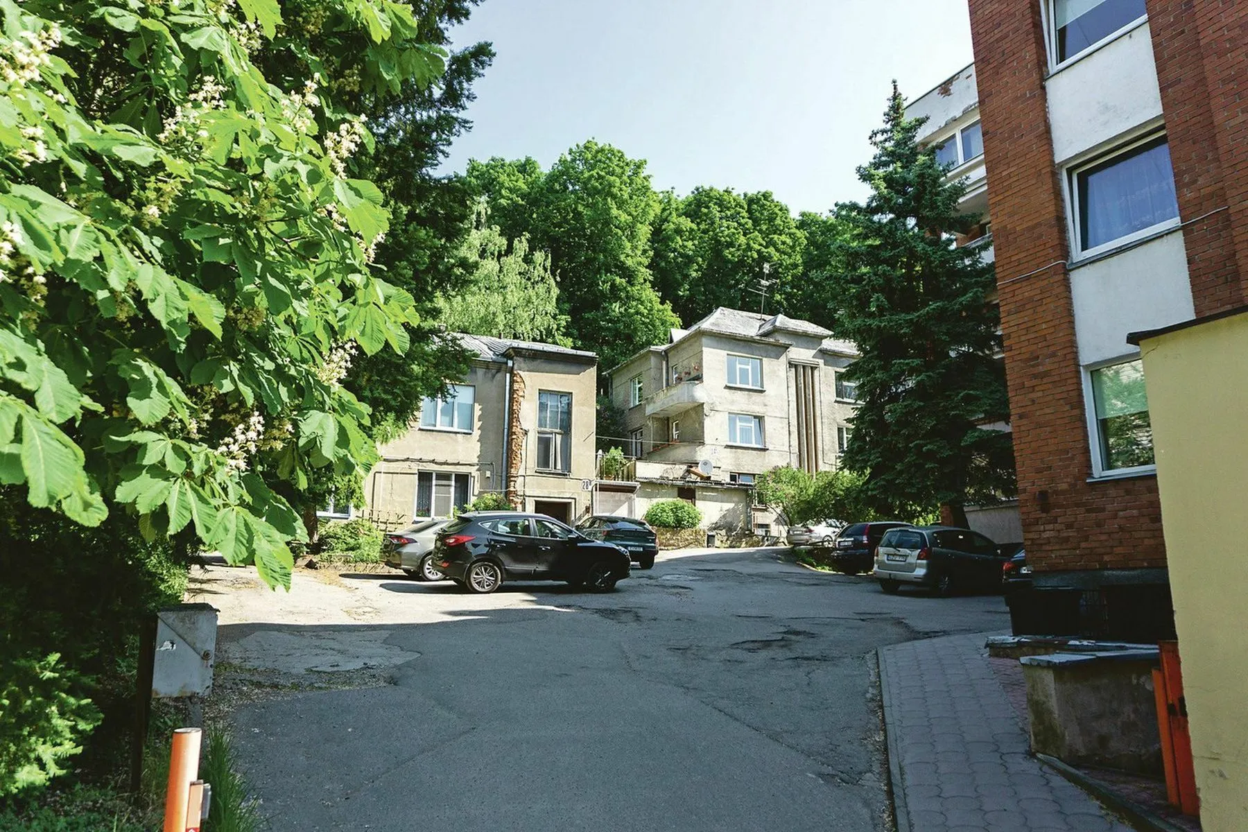 V. Putvinskio gatvės 26-uoju numeriu pažymėto daugiabučio kiemas / lryto.lt, G. Bitvinsko nuotr.