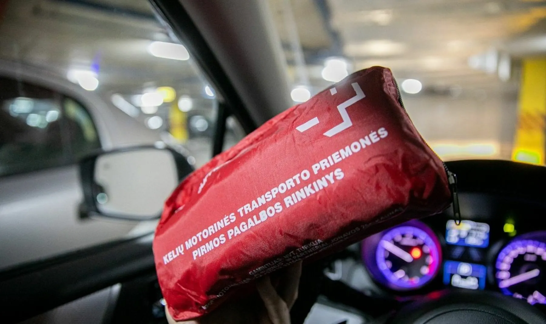 Vaistinėlė, pirmosios pagalbos rinkinys, automobilis