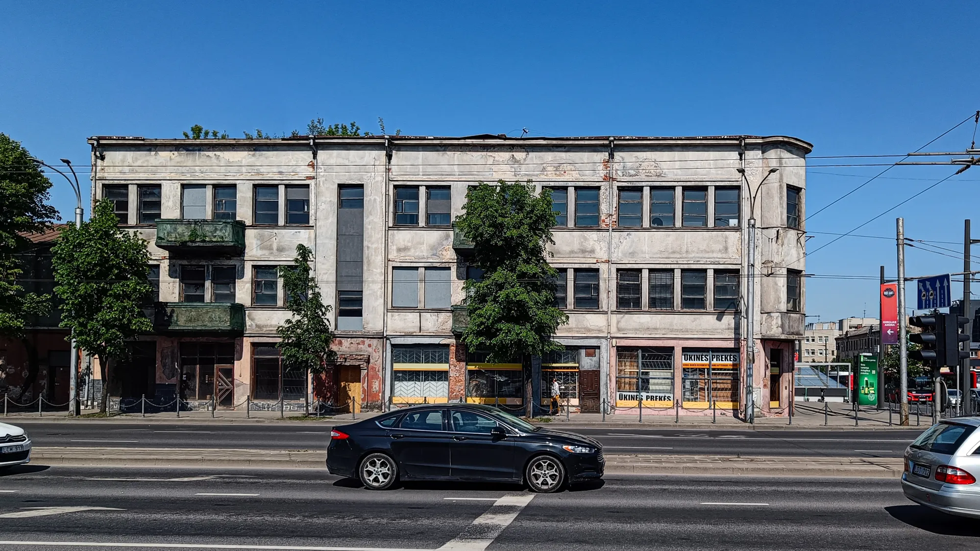 Apleistas pastatas prie stoties