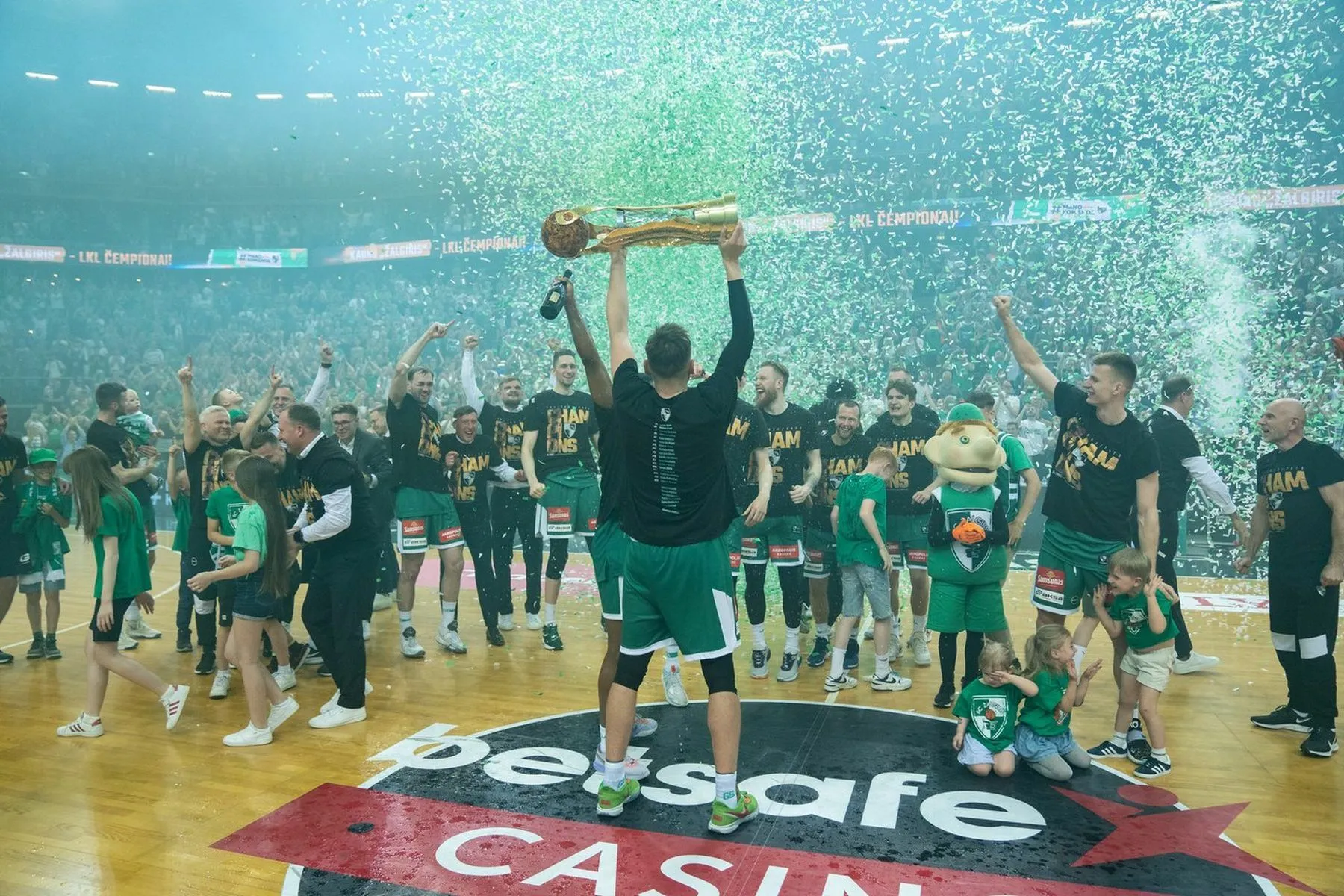 LKL taurės įteikimas po Kauno „Žalgirio“ pergalės prieš Vilniaus „Rytą“