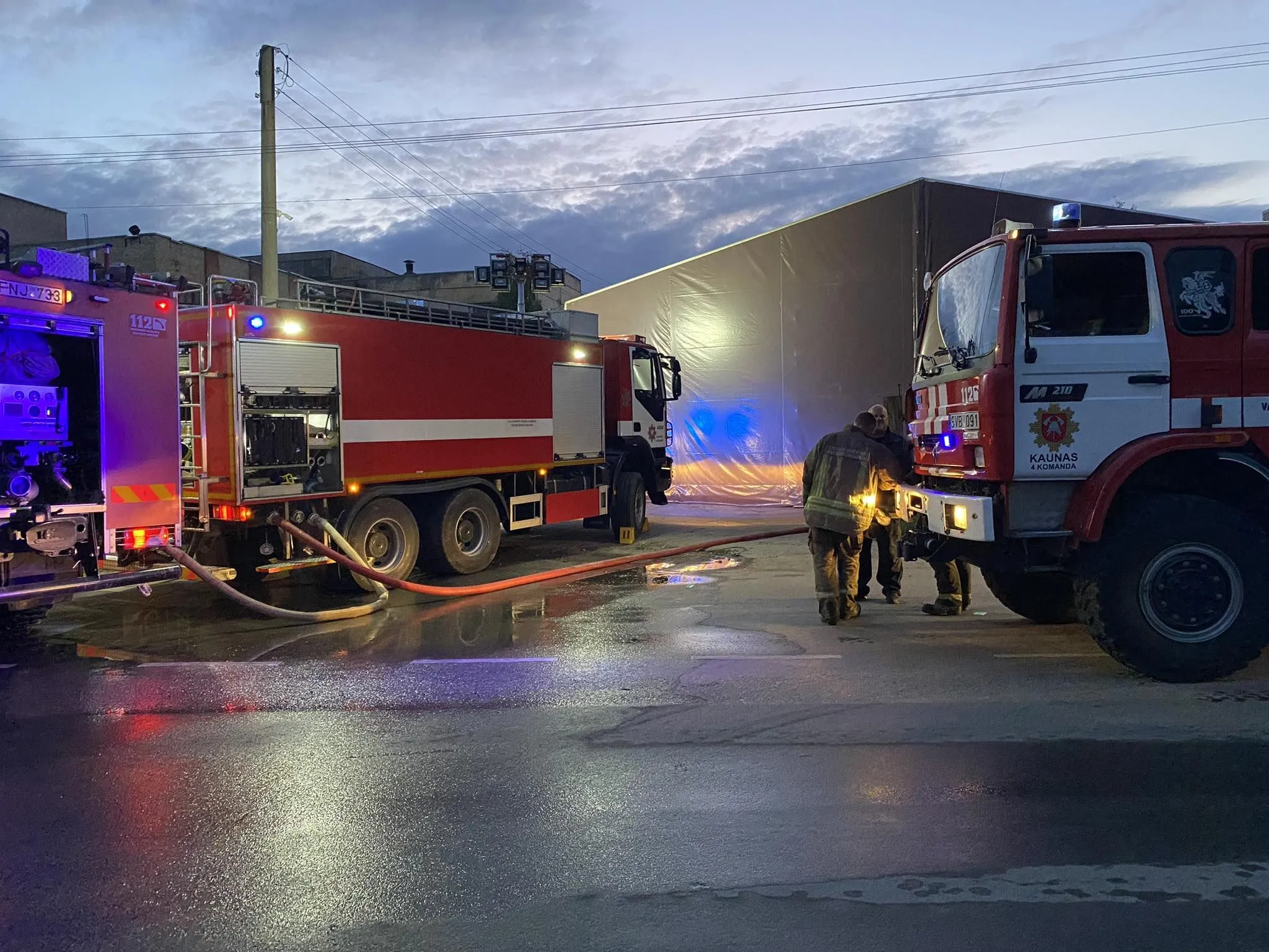 Palemonas paskendo dūmuose: kauniečiai praneša apie degančią „Palemono keramikos“ gamyklą