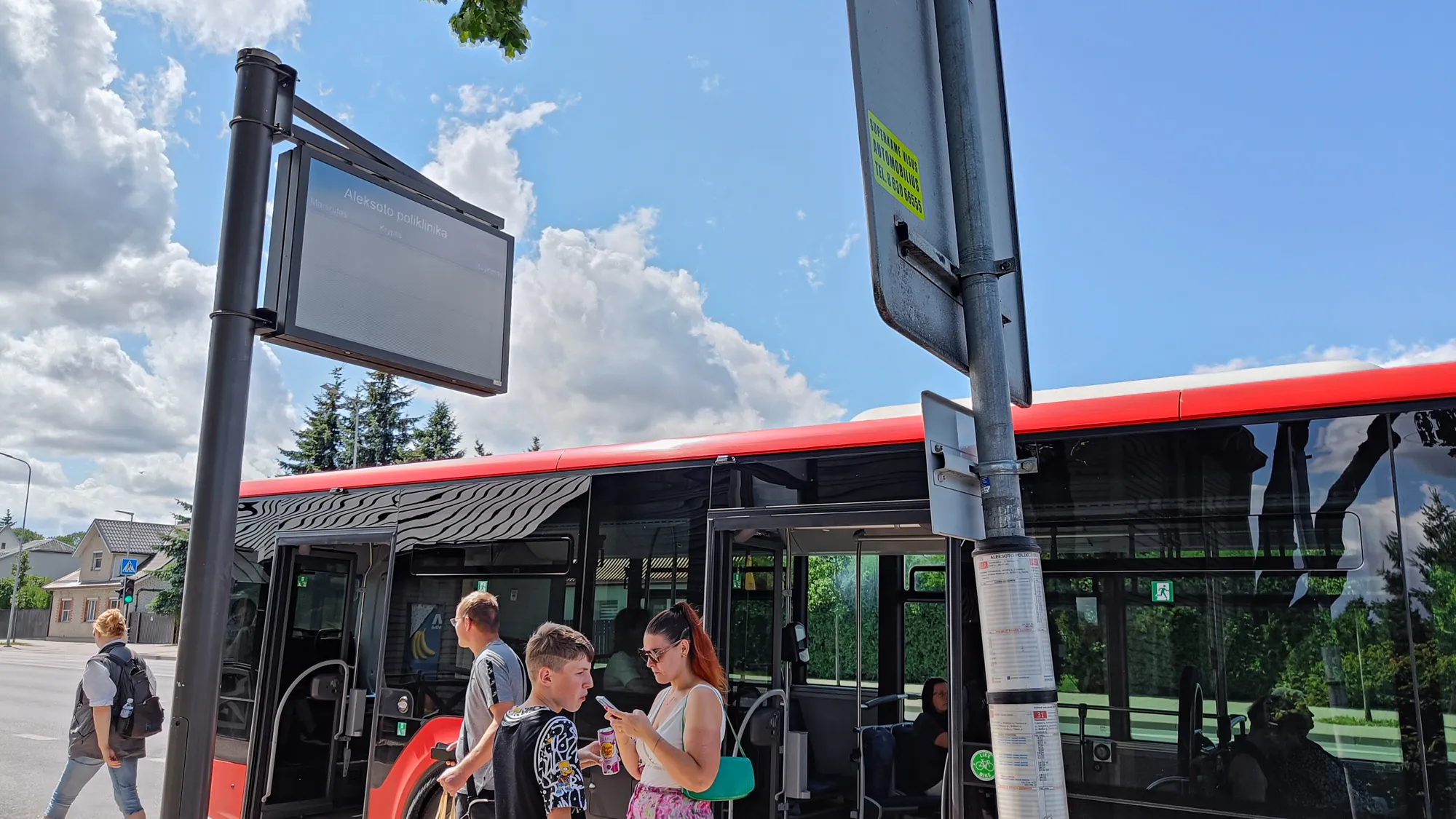 Neveikiančios autobusų stotelių švieslentės