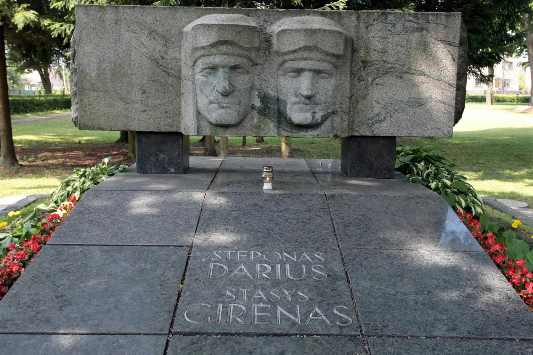 Dariaus ir Girėno paminklas