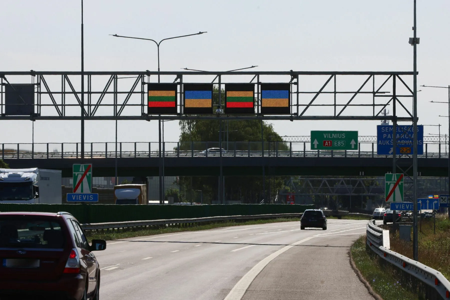 Mėlyna ir geltona spalvomis nušvito net 100 kilometrų kelio