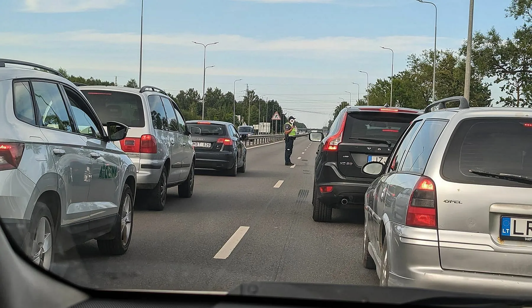 Automobilių spūstys kelyje Kaunas-Karmėlava