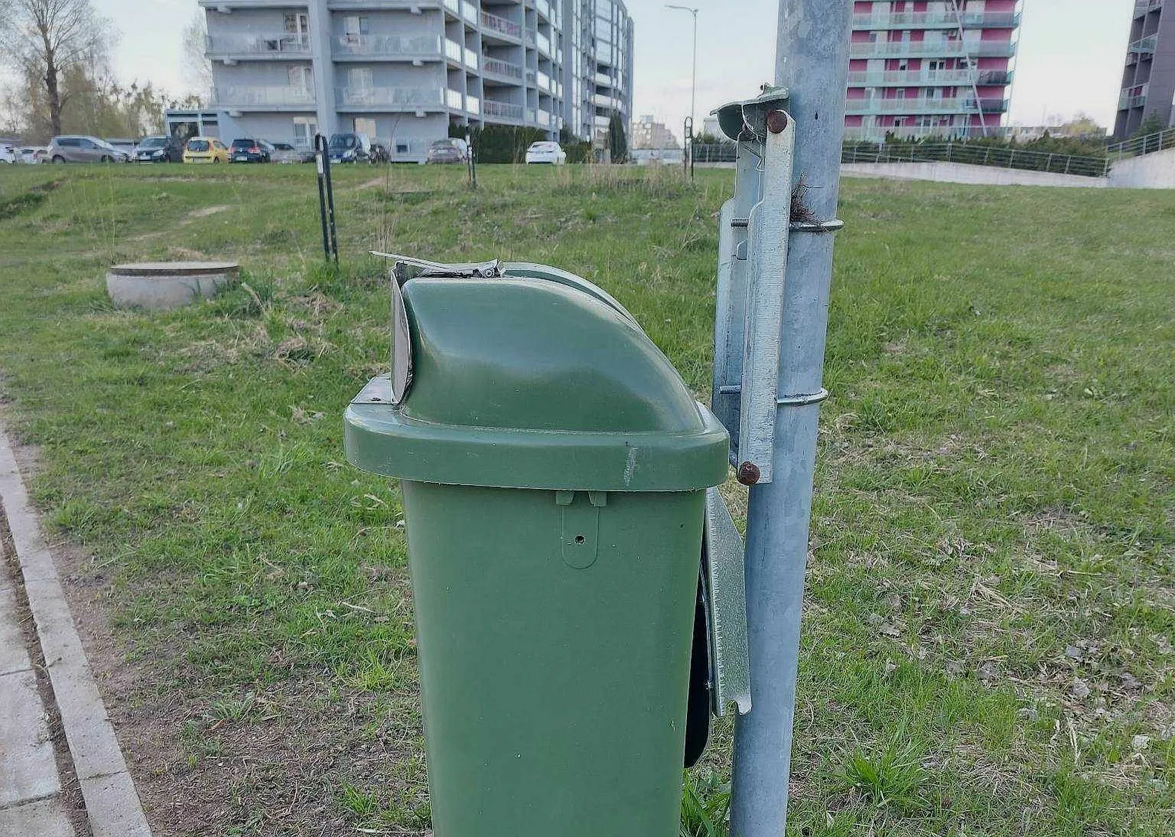 Sulūžusi šiukšliadėžė Šančiuose