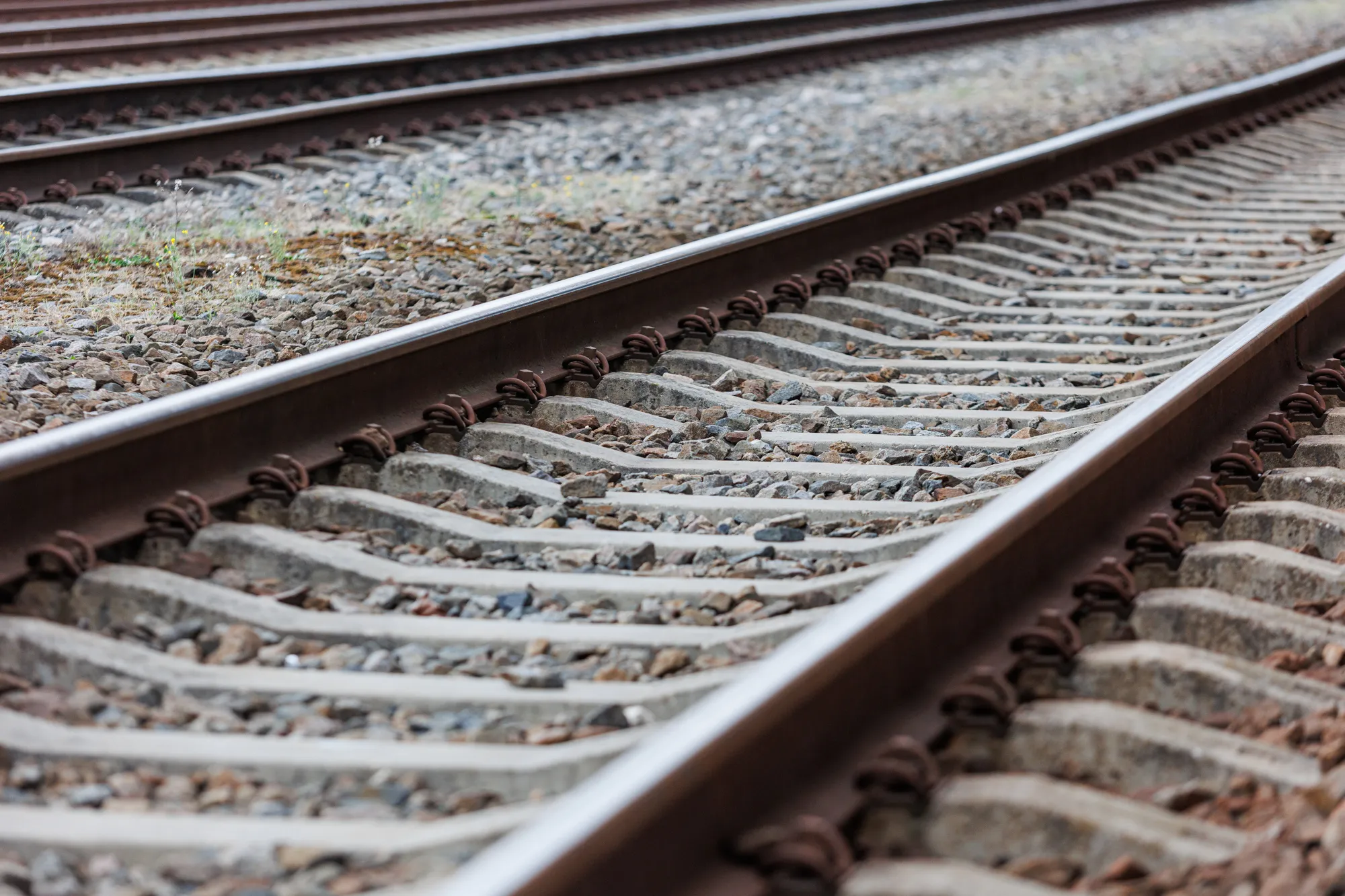 Geležinkelio stotis, bėgiai, traukinys