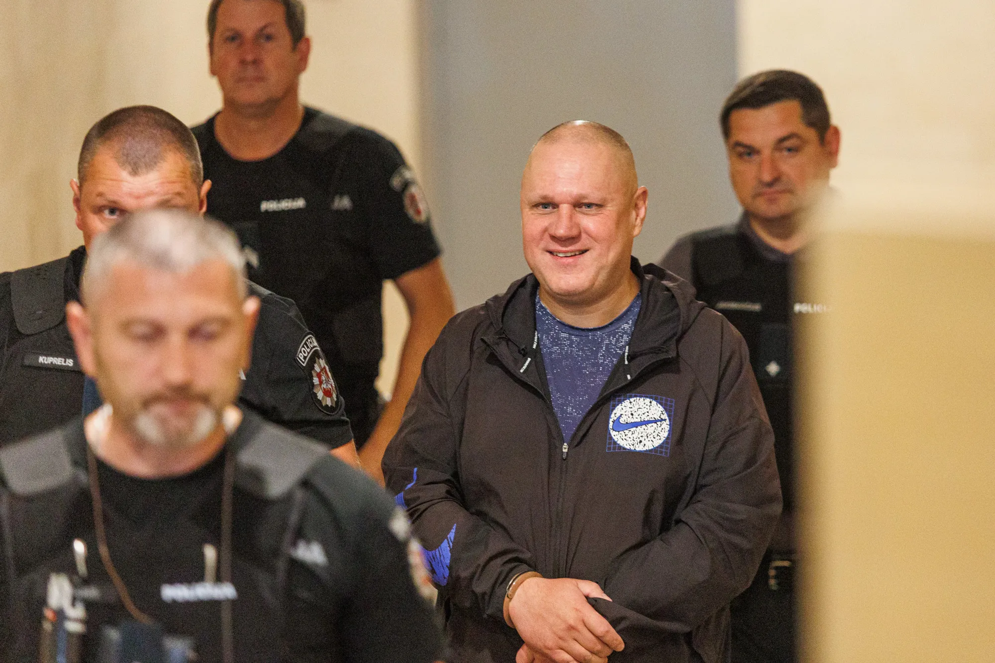 Vaikų tvirkinimu kaltinamas Ulvidas atvežtas į teismą Kaune