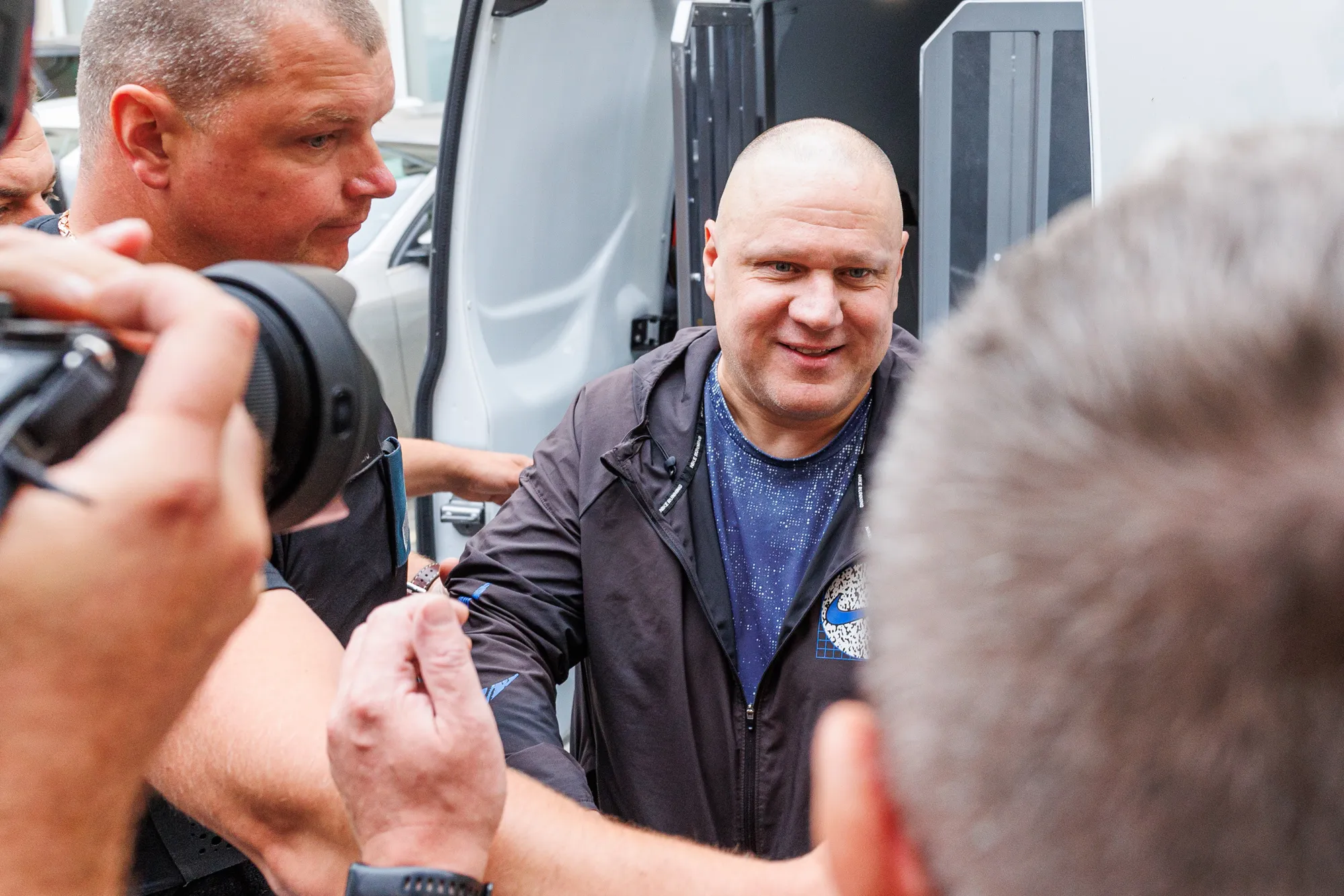 Vaikų tvirkinimu kaltinamas Ulvidas atvežtas į teismą Kaune