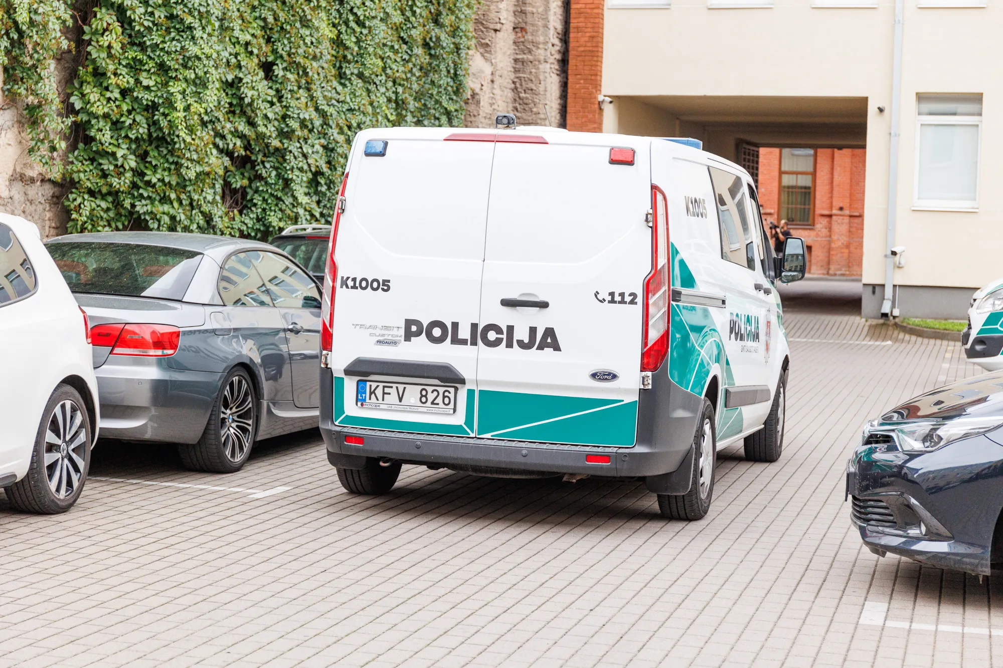 Vaikų tvirkinimu kaltinamas Ulvidas atvežtas į teismą Kaune