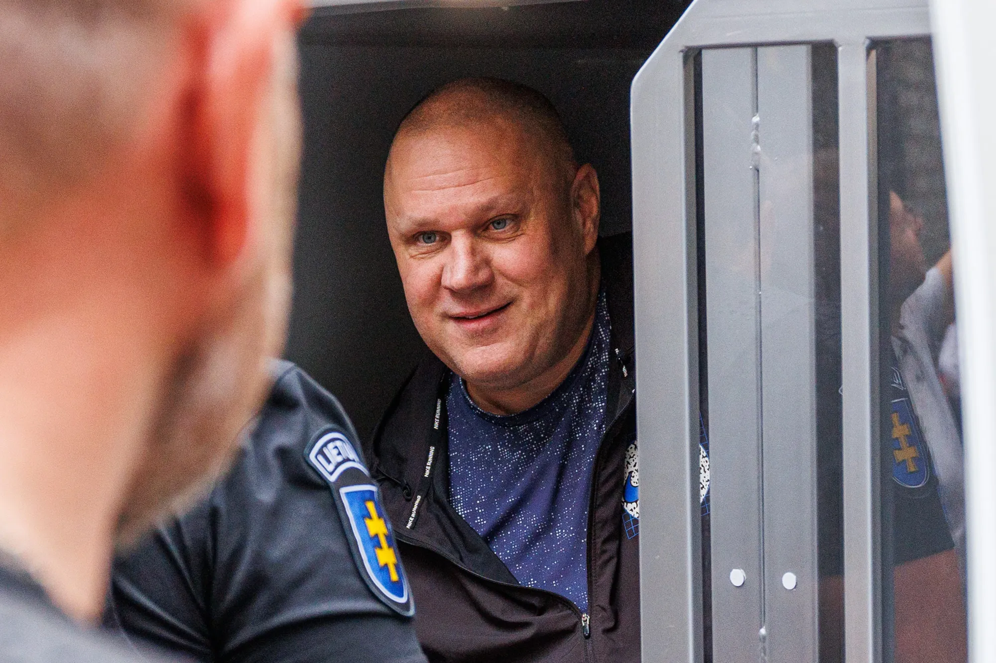 Vaikų tvirkinimu kaltinamas Ulvidas atvežtas į teismą Kaune