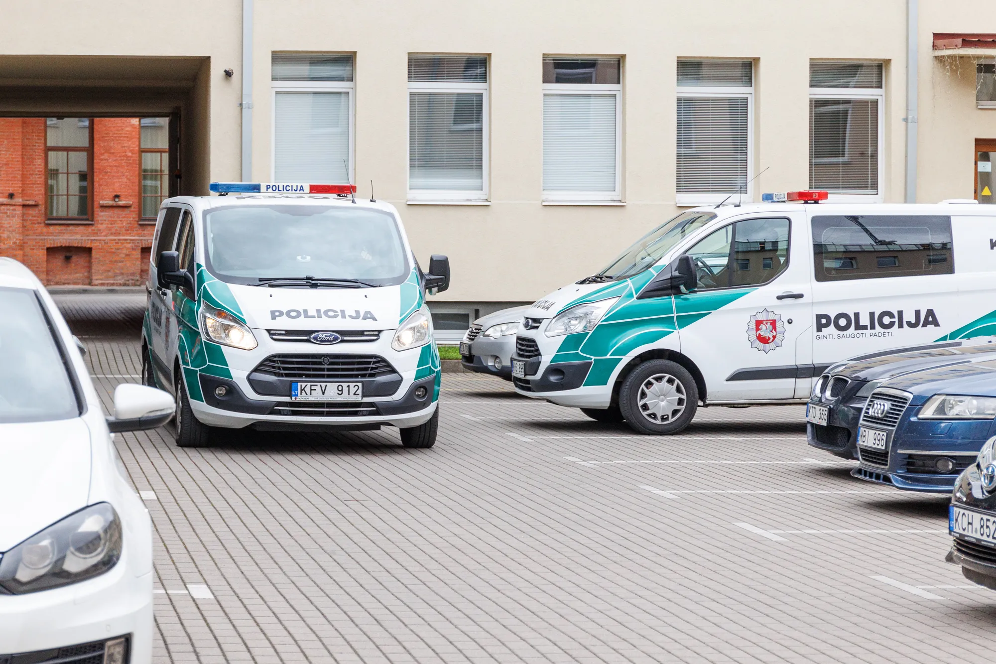 Vaikų tvirkinimu kaltinamas Ulvidas atvežtas į teismą Kaune