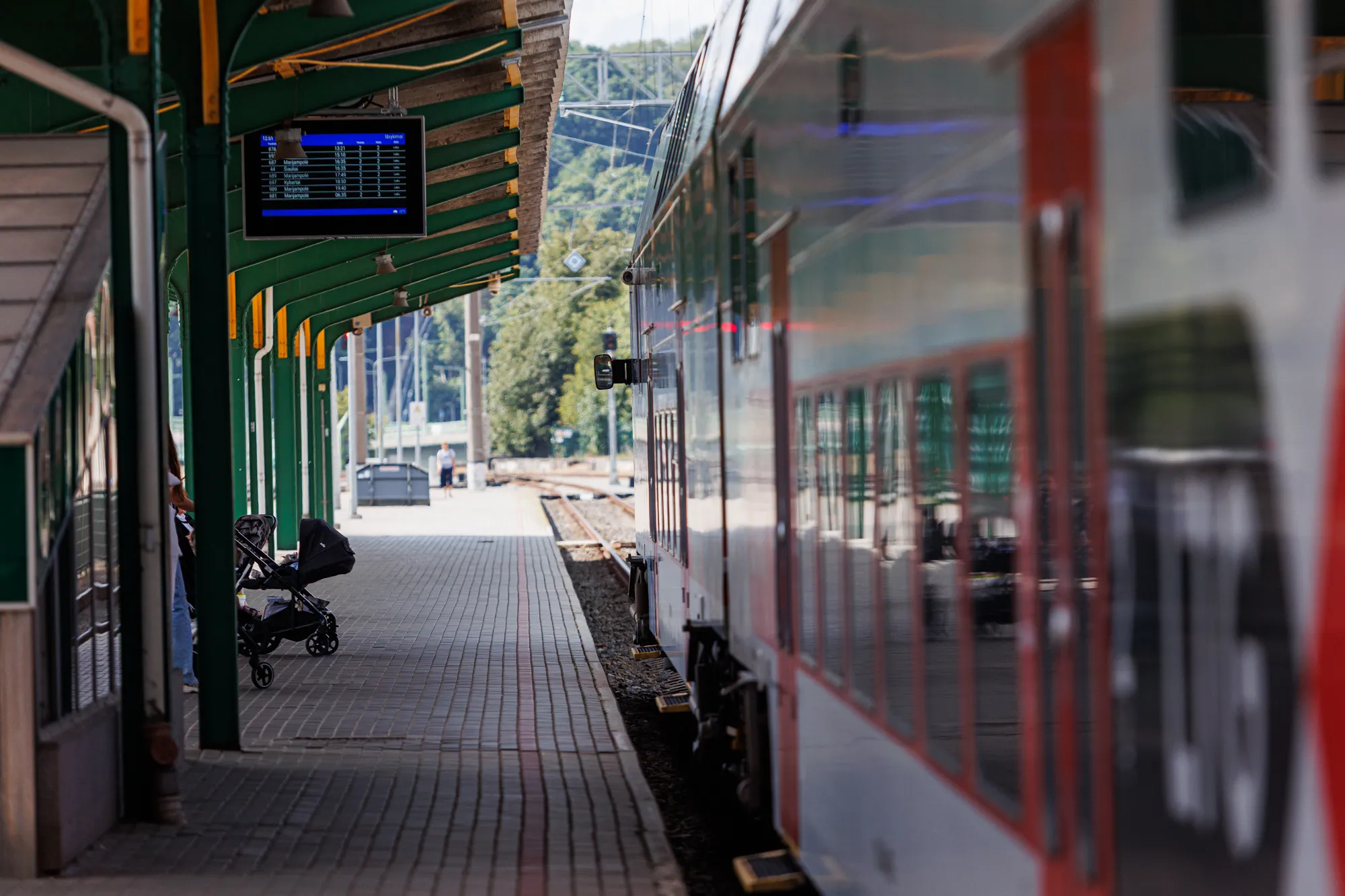 Geležinkelio stotis, bėgiai, traukinys