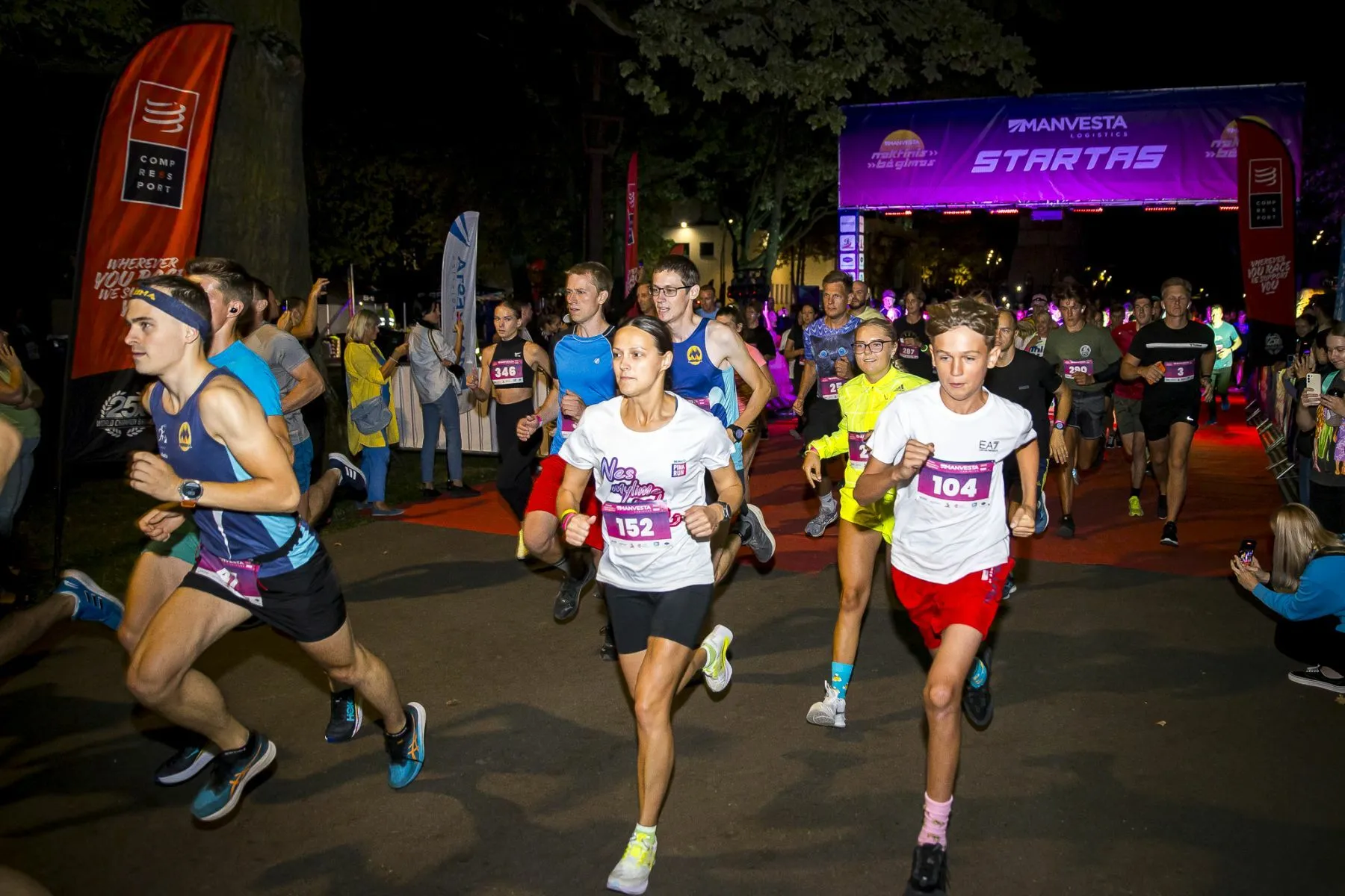 Netradicinis iššūkis Kaune: šimtai bėgimo entuziastų varžybose dalyvavo naktį