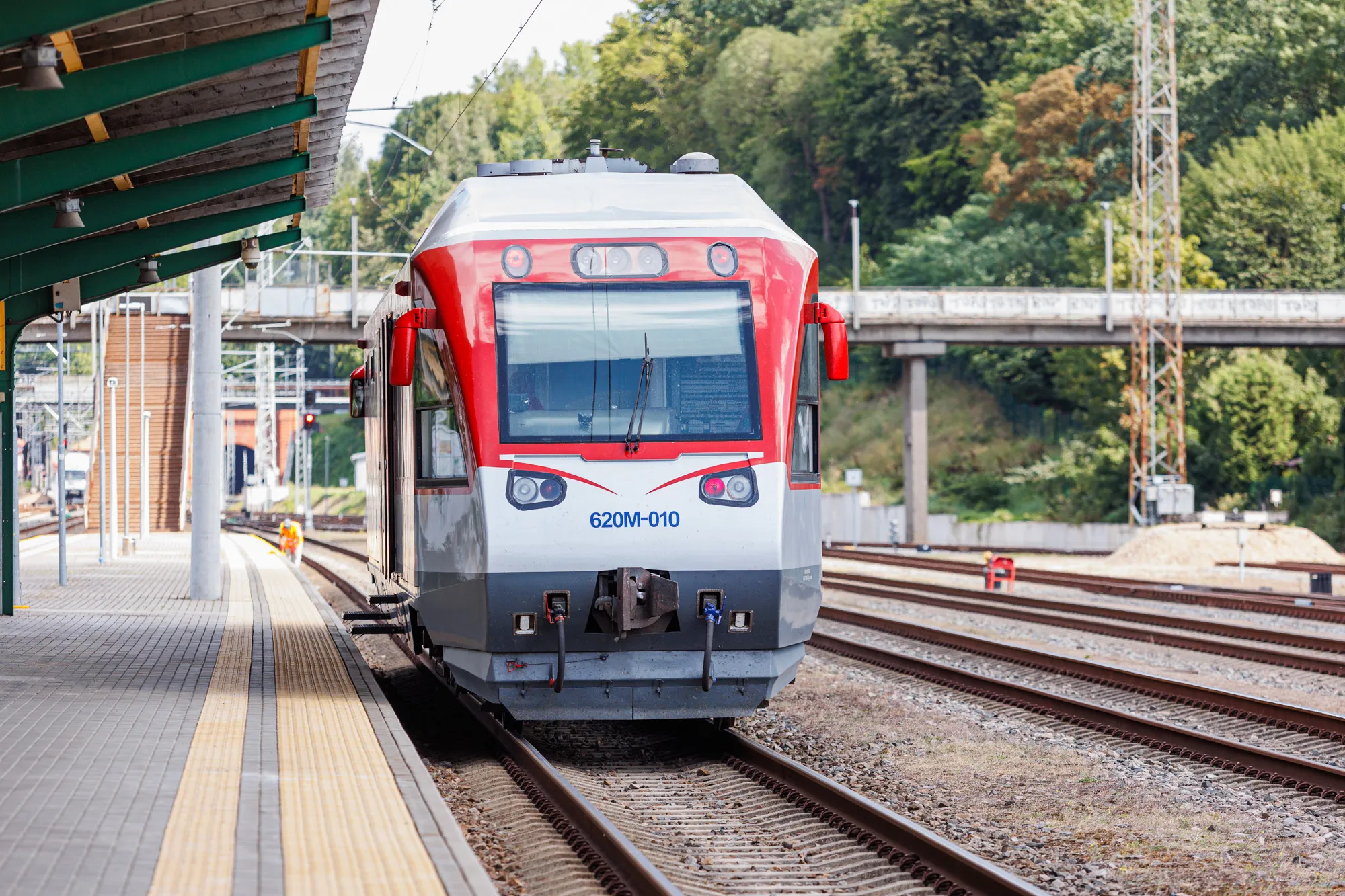 Geležinkelio stotis, bėgiai, traukinys