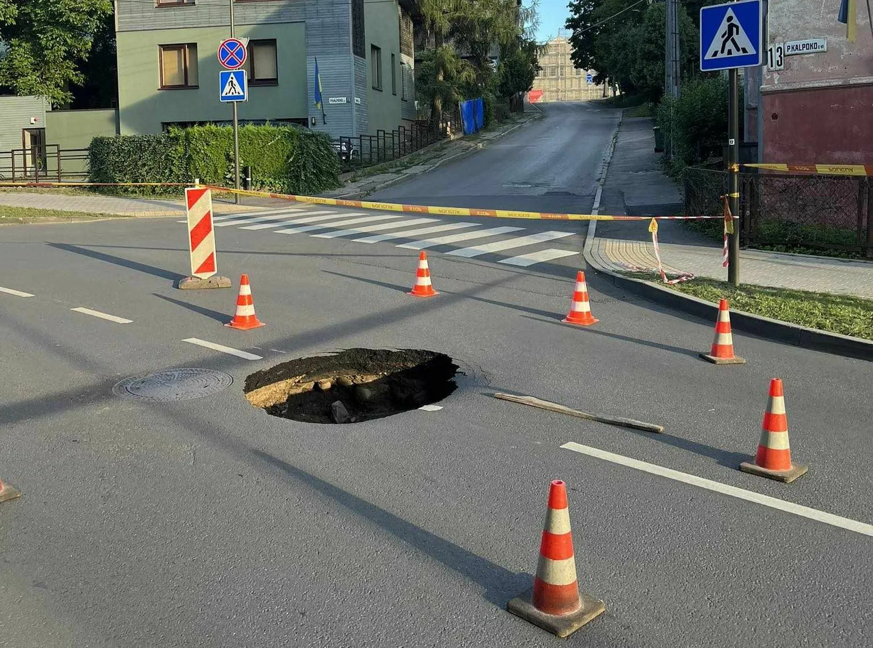 Prieš 20 mėnesių suremontuotoje gatvėje atsivėrė smegduobė