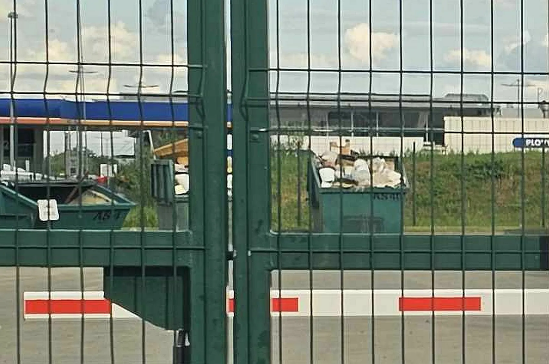 Statybinį laužą išmesti atvykęs kaunietis „atsitrenkė“ į uždarus vartus