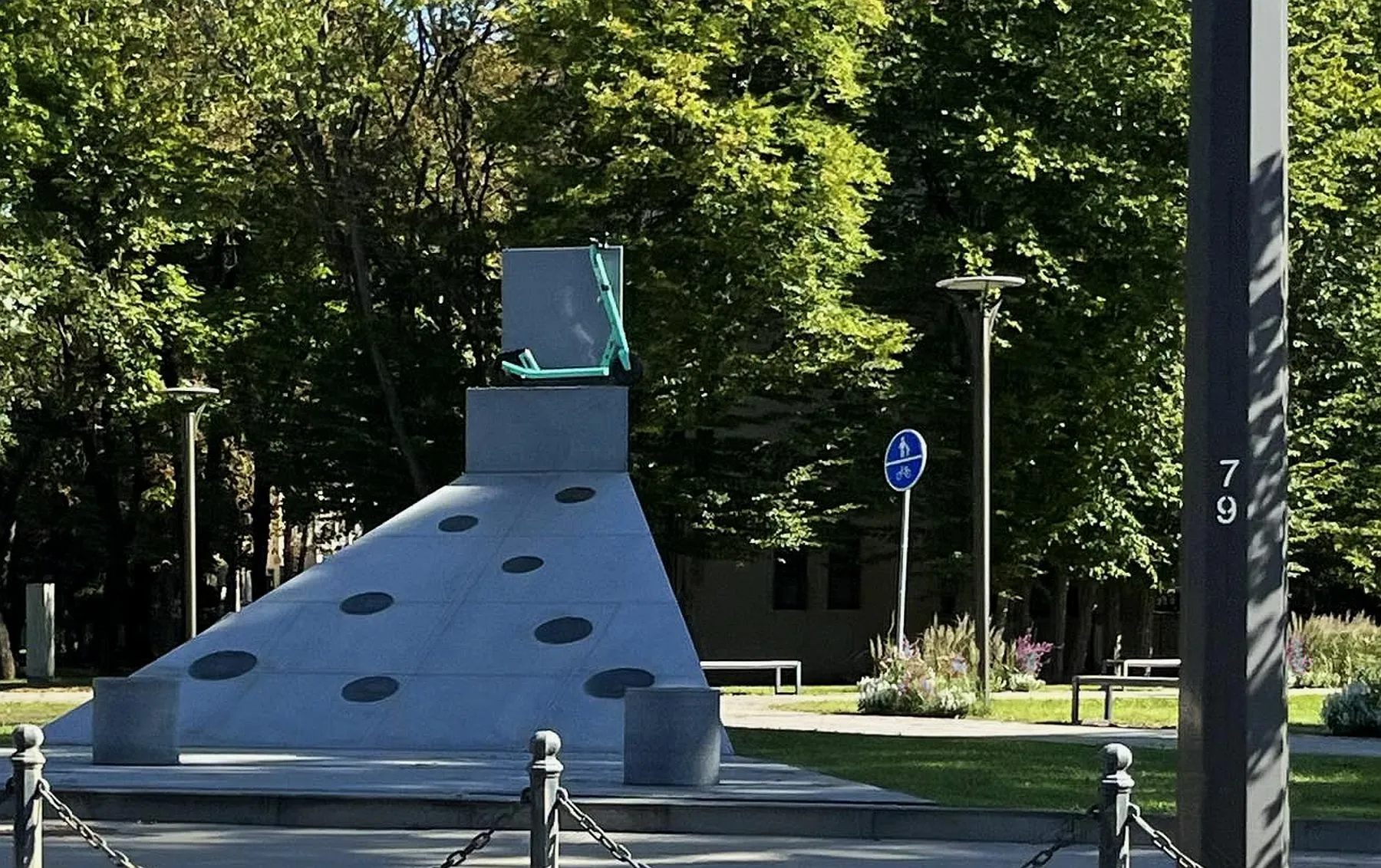 Bolt paspirtukas ant paminklo