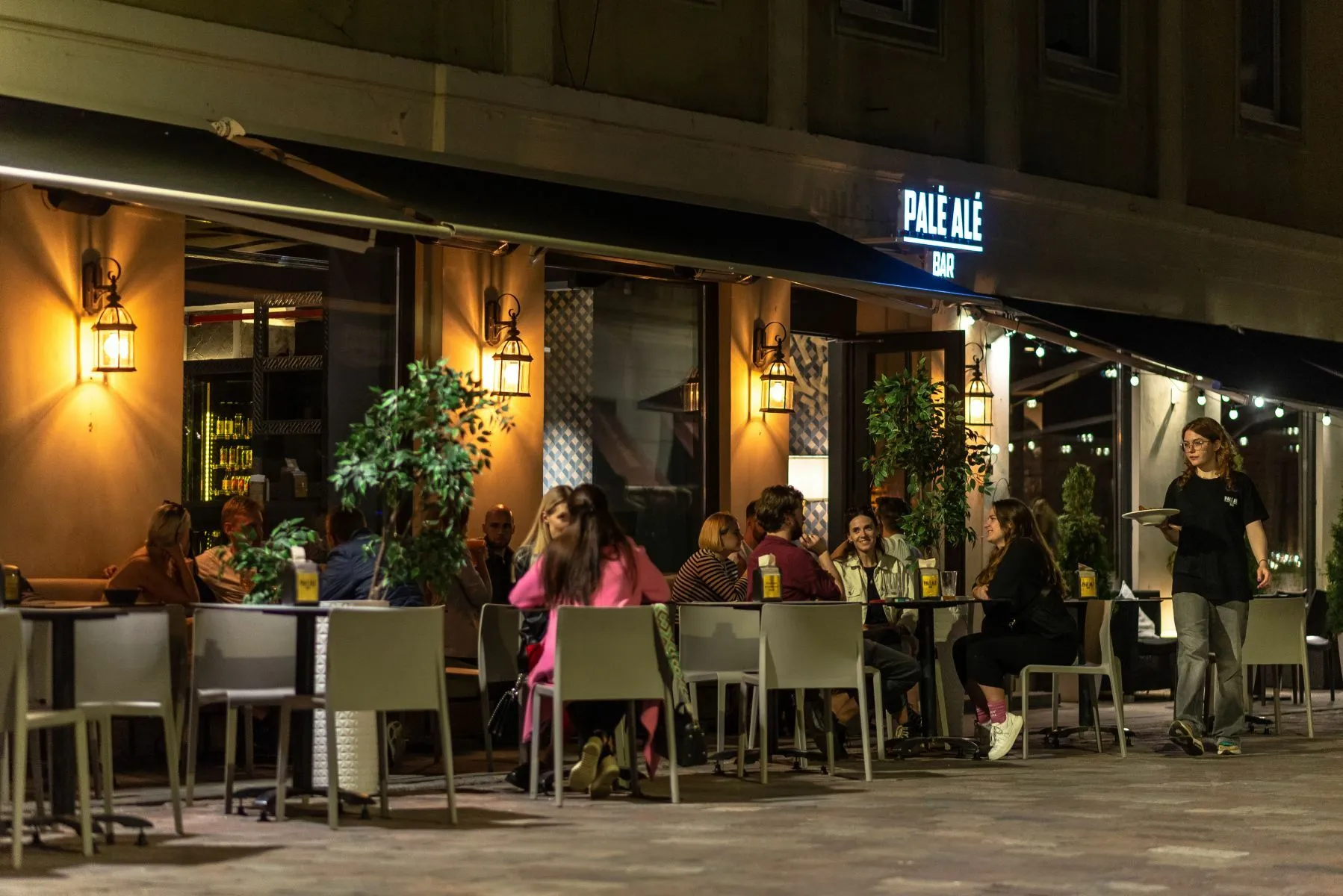 Modernus žvilgsnis į tarpukarį ir lietuvišką gastronomiją – naujajame Kauno bare „Palė Alė“