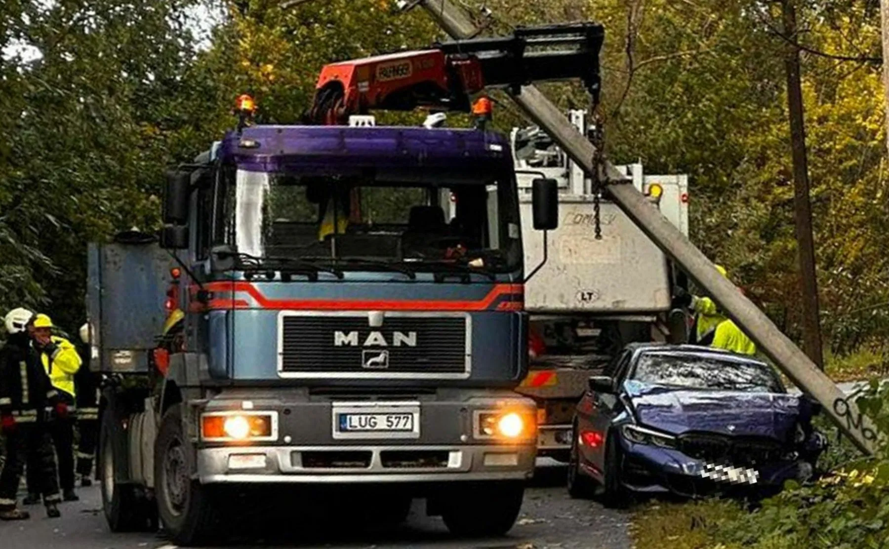 L. Ivinskio g. BMW atsitrenkė į stulpą