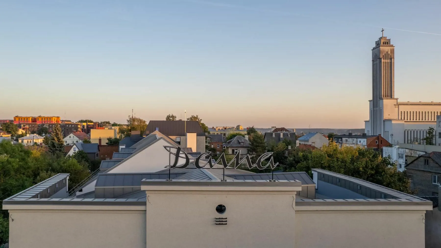 Atidengtas legendinio Kauno kino teatro „Daina“ fasadas