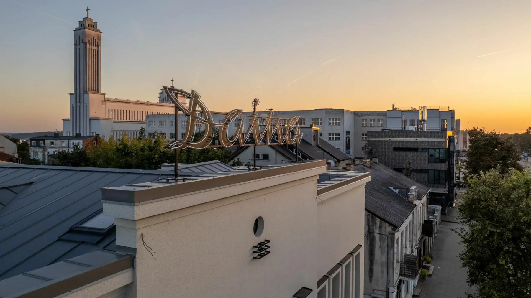 Atidengtas legendinio Kauno kino teatro „Daina“ fasadas