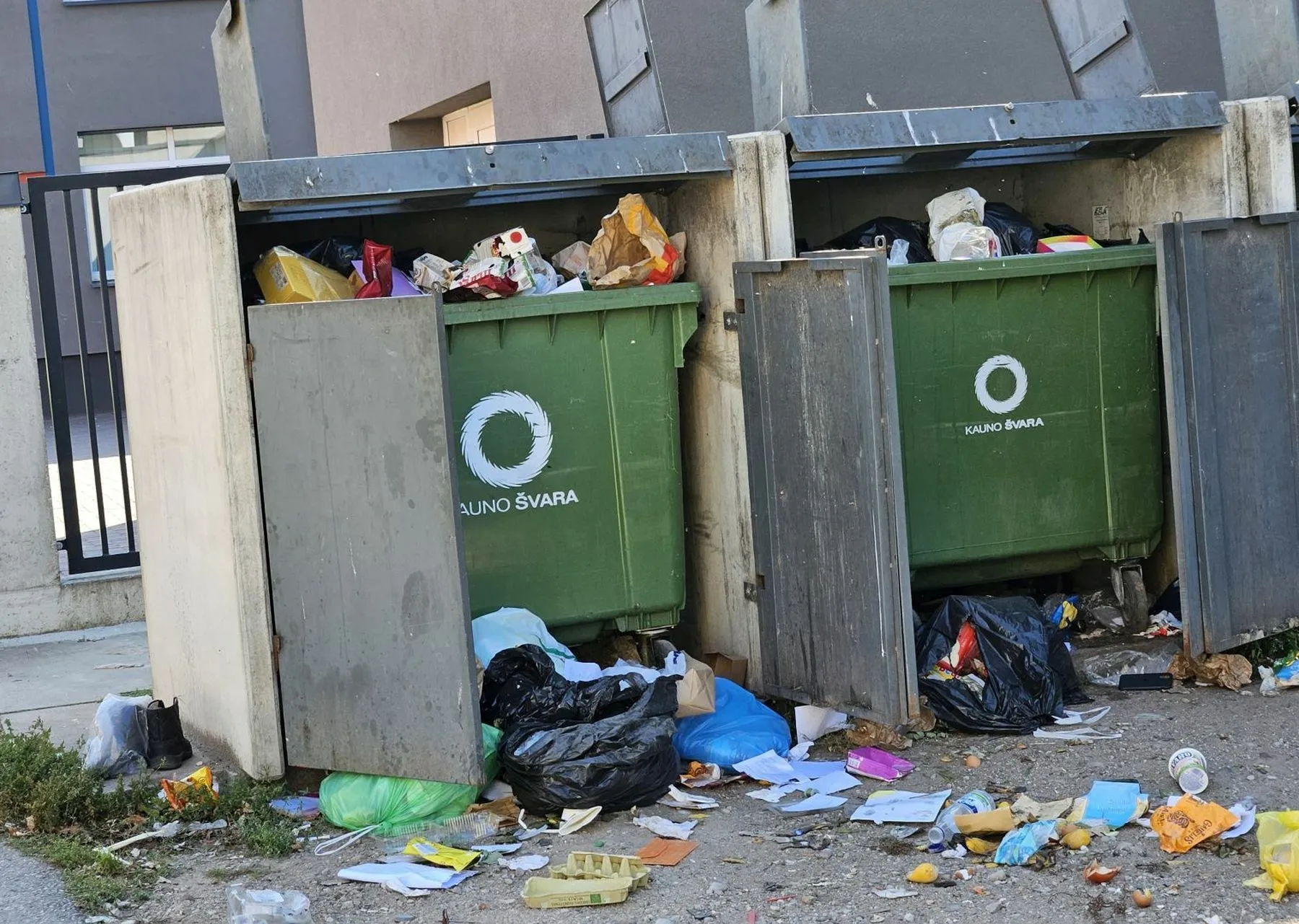 Šiukšlių konteineriai Kauno senamiestyje / Skaitytojo nuotr.