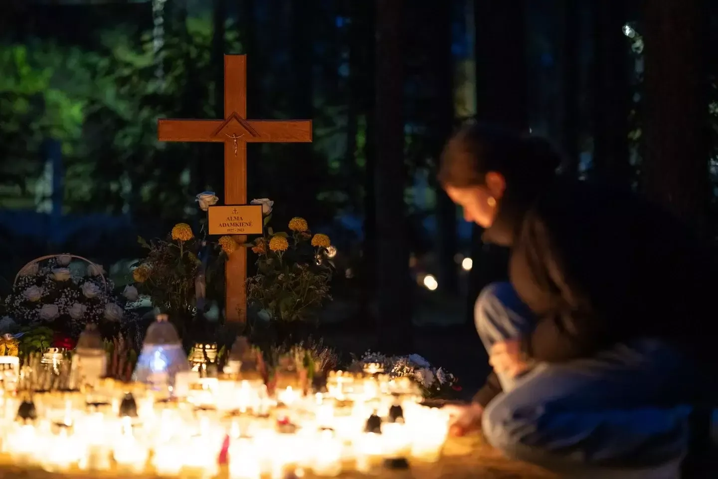 Šimtai žvakių nušvietė pavasarį mirusios A. Adamkienės amžinojo poilsio vietą Kaune