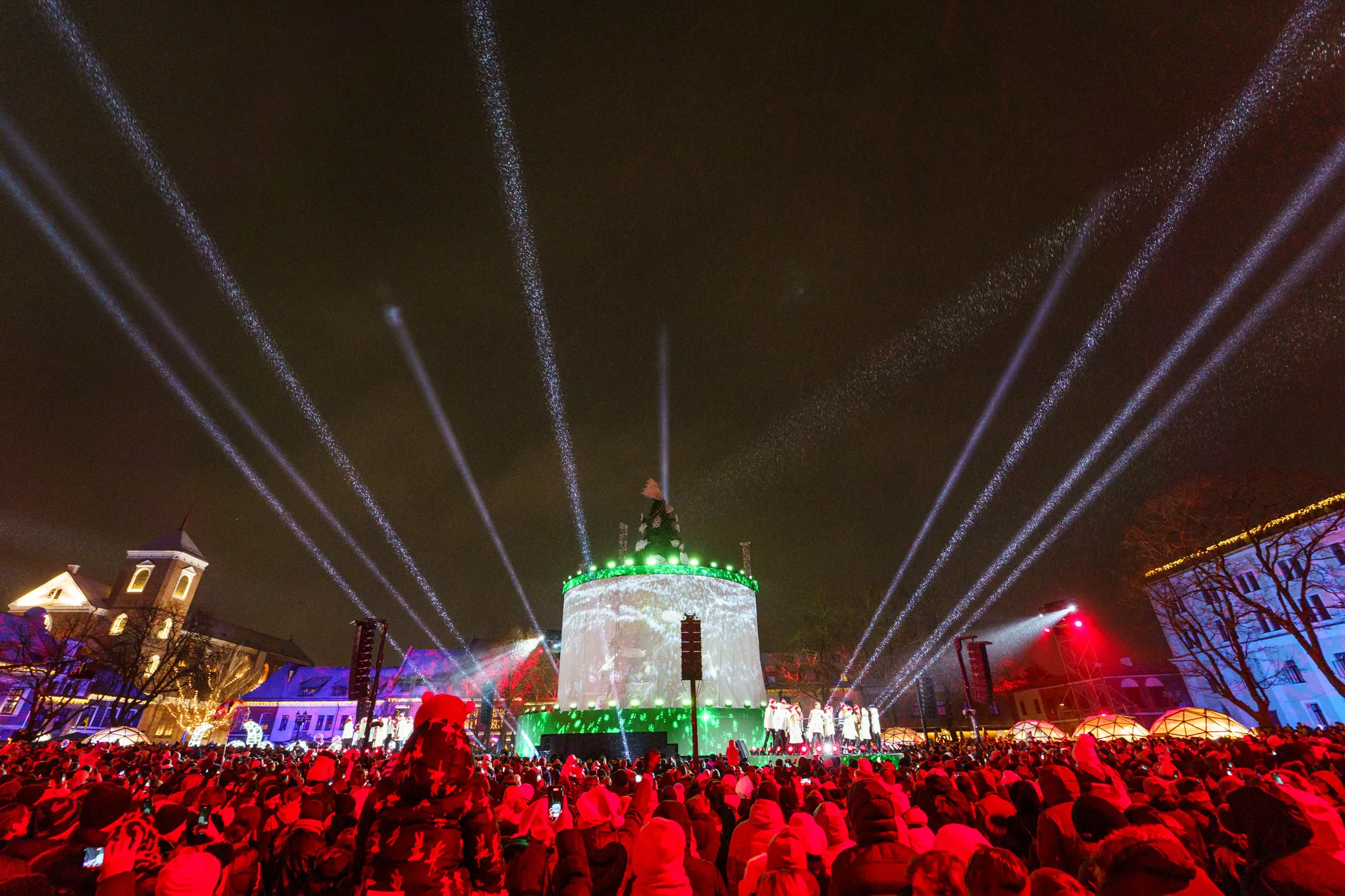 Įžiebta Kalėdų eglė