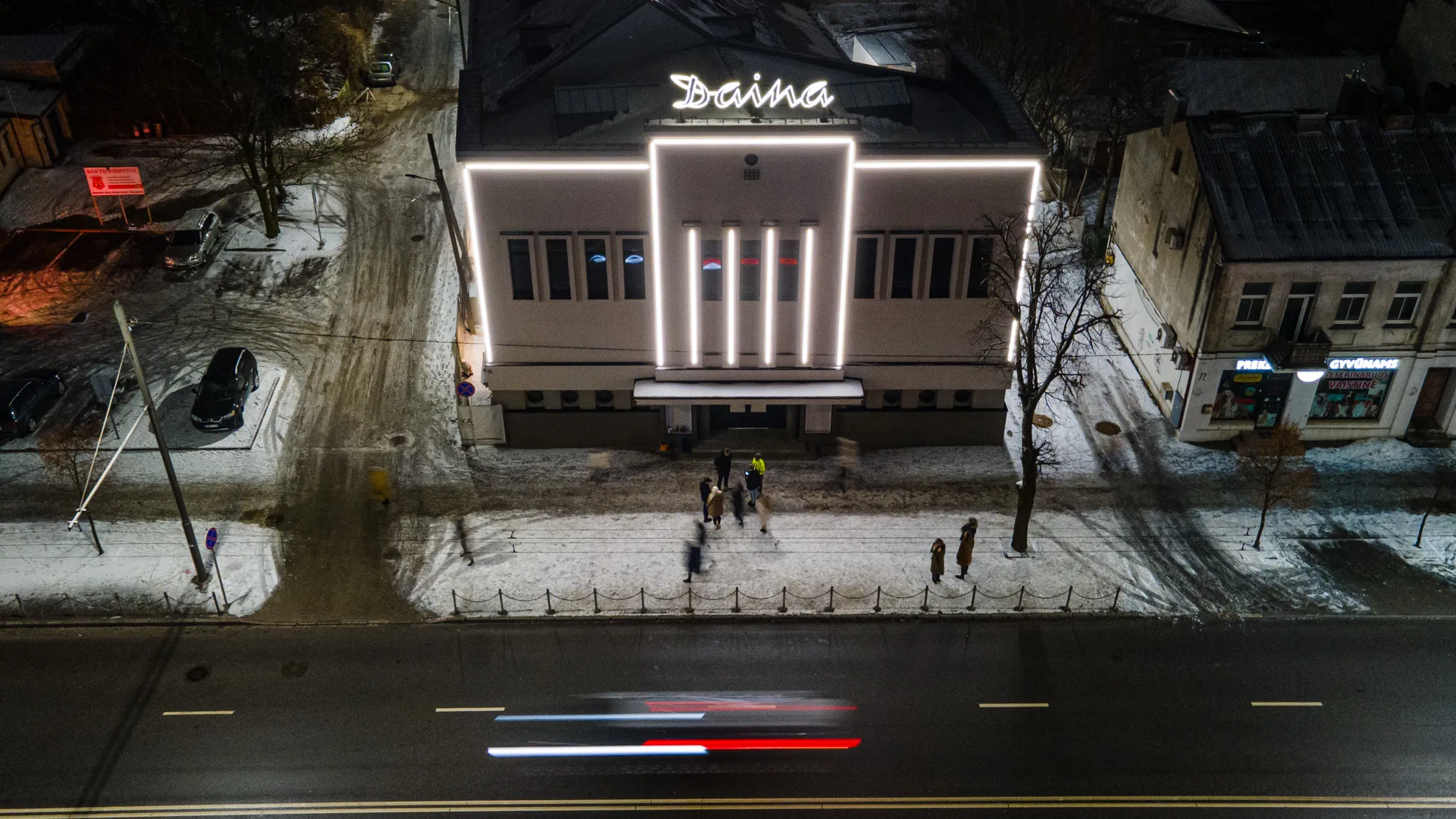 Apšviestas Daina kino teatro pastatas