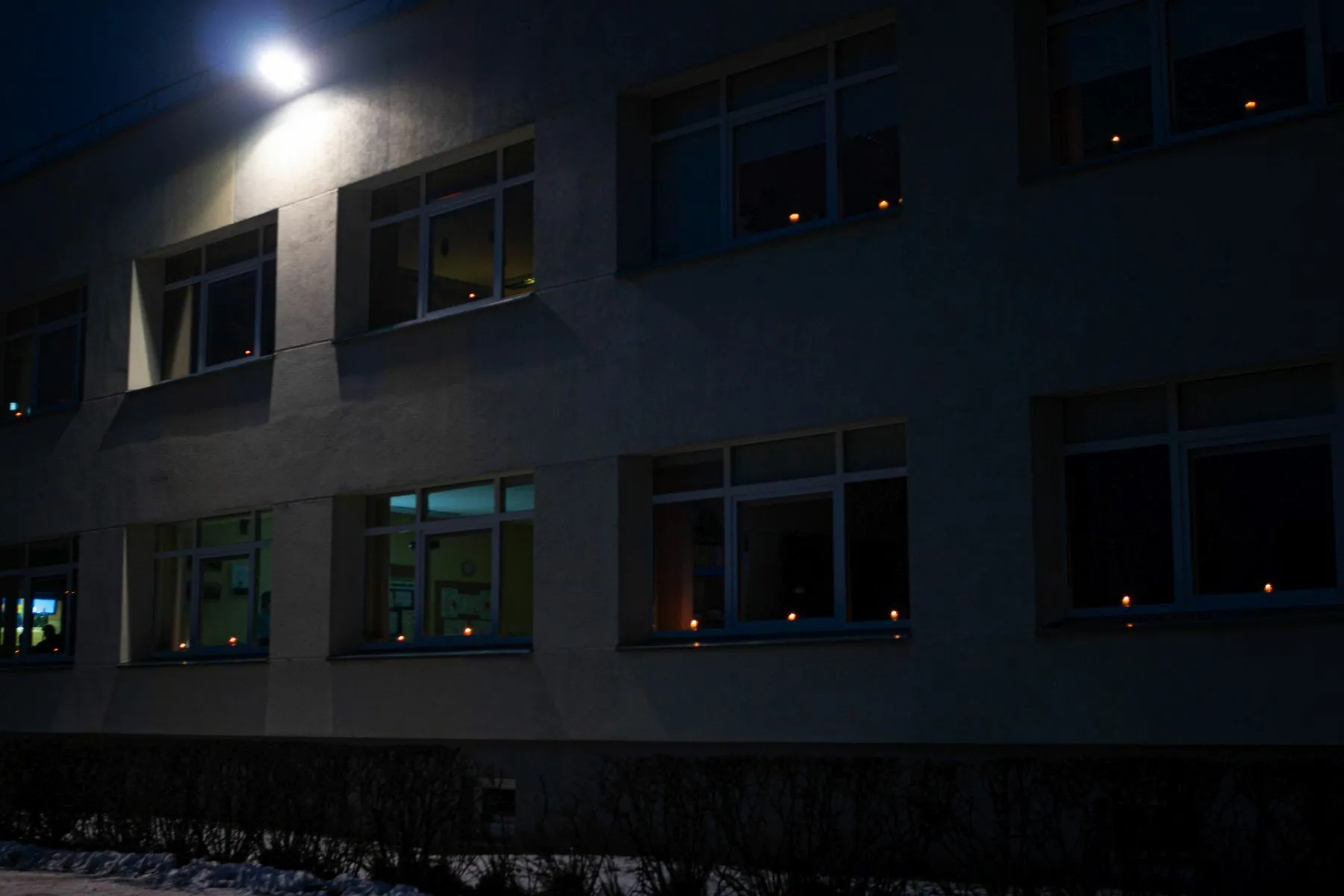 Atminimo žvakutės languose