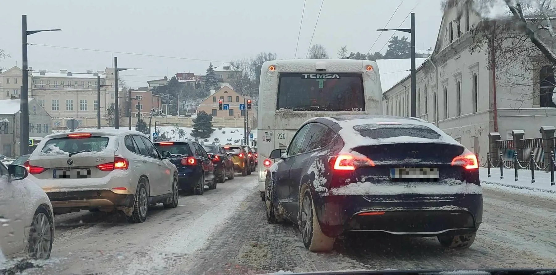 Sudėtingas eismas Kaune, sniegas, slidi kelio danga