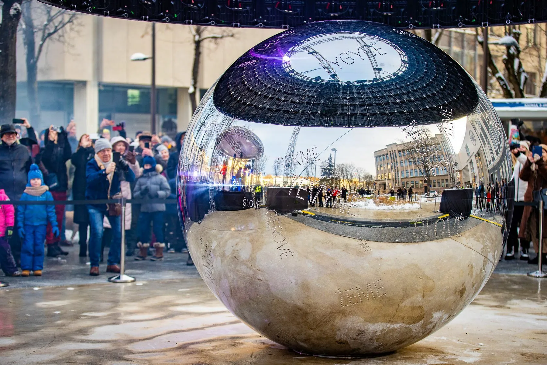 Kaune atidengta lietuvių kalbos unikalumą simbolizuojanti skulptūra „Taškas“