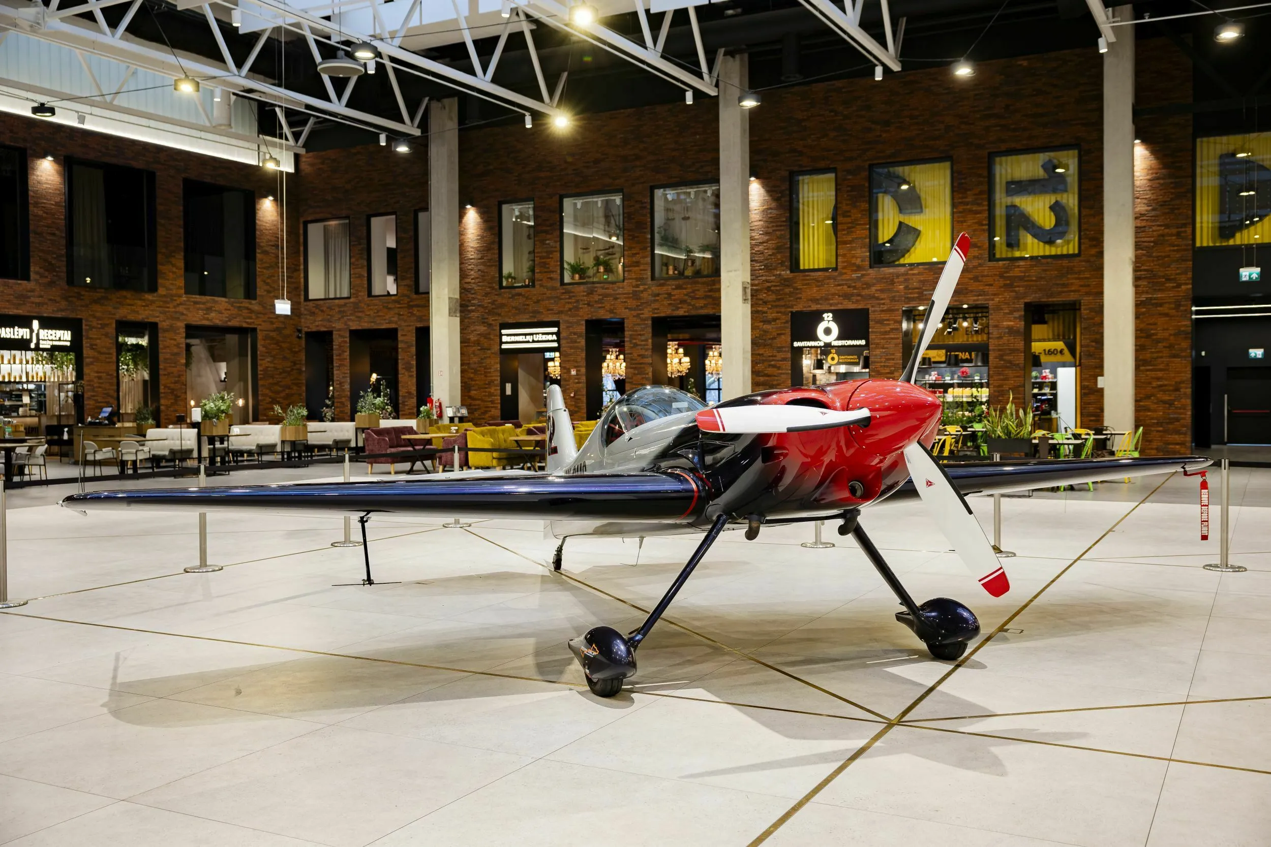 Lėktuvas Kauno „Akropolyje“