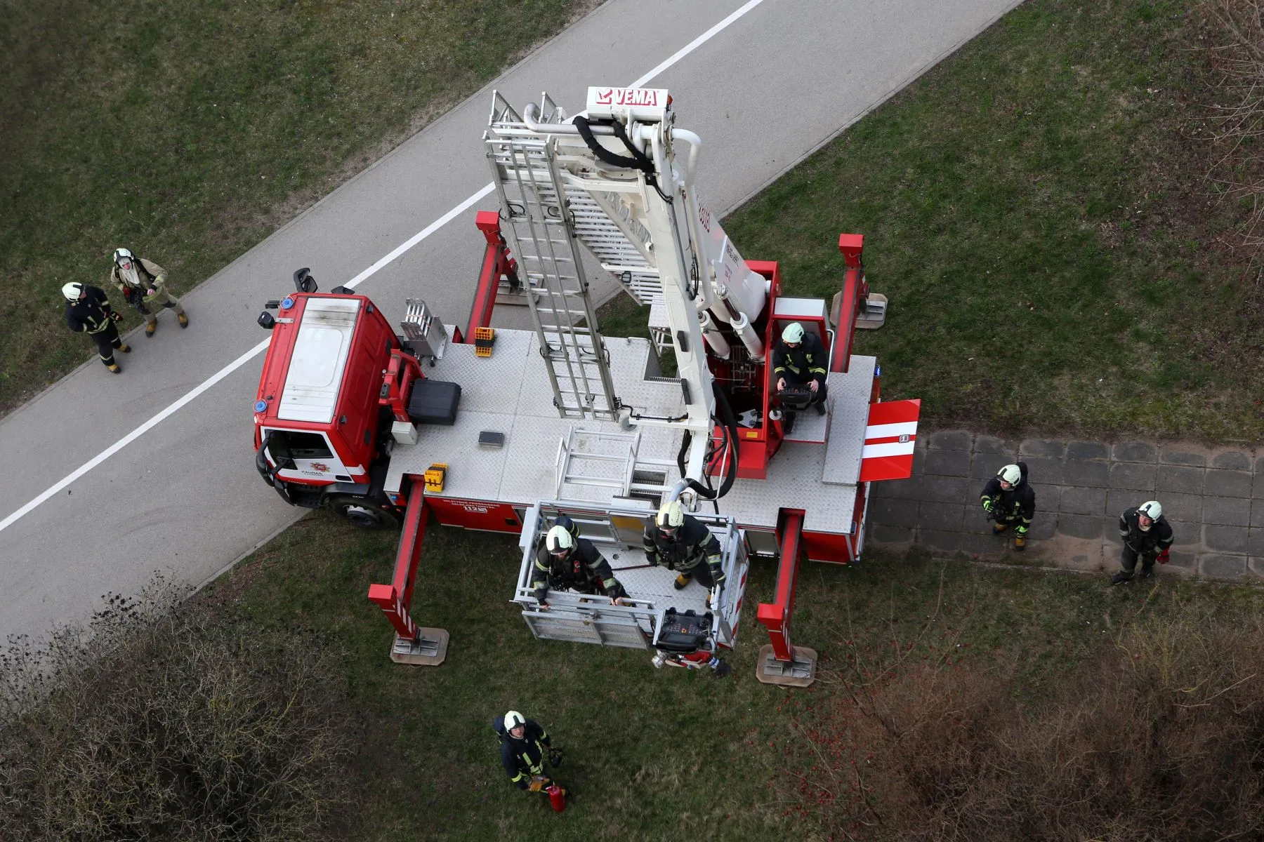 Negalėdami patekti į vidų pro duris ugniagesiai panaudojo kopėčias Rasytės g. / M. Patašini nuotr.