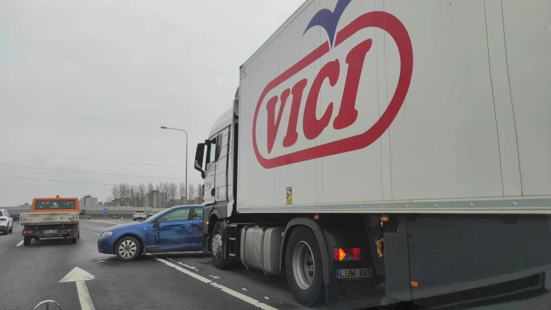 Vičiūnų sunkvežimis taranavo Audi