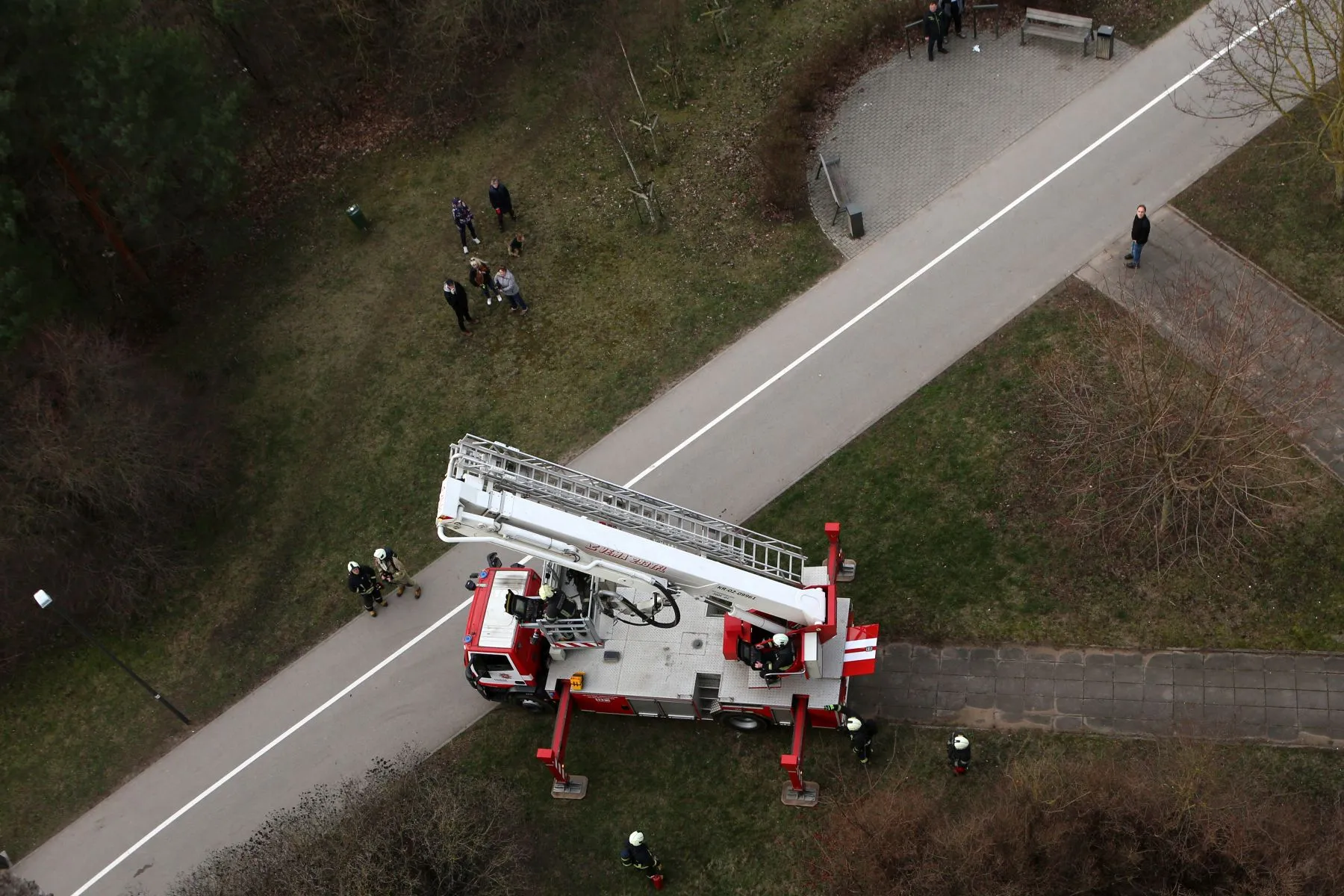 Negalėdami patekti į vidų pro duris ugniagesiai panaudojo kopėčias Rasytės g. / M. Patašini nuotr.