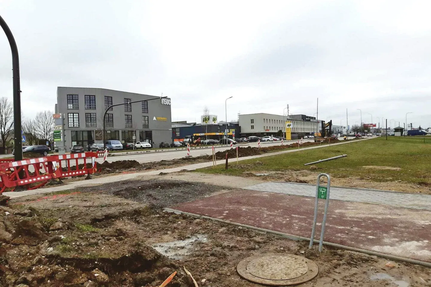 Veiverių gatvėje išardyti šaligatviai