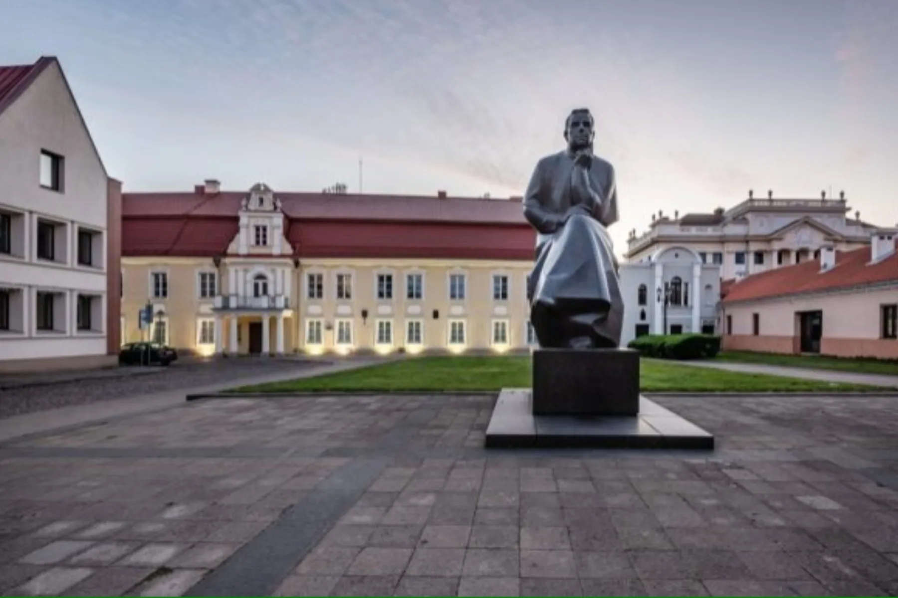 Maironio lietuvių literatūros muziejus, Maironis, paminklas Maironiui