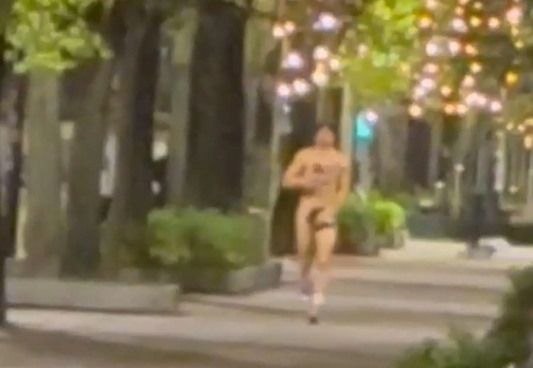 Laisvės alėjoje bėgiojo nuoga „TikTok“ žvaigždė