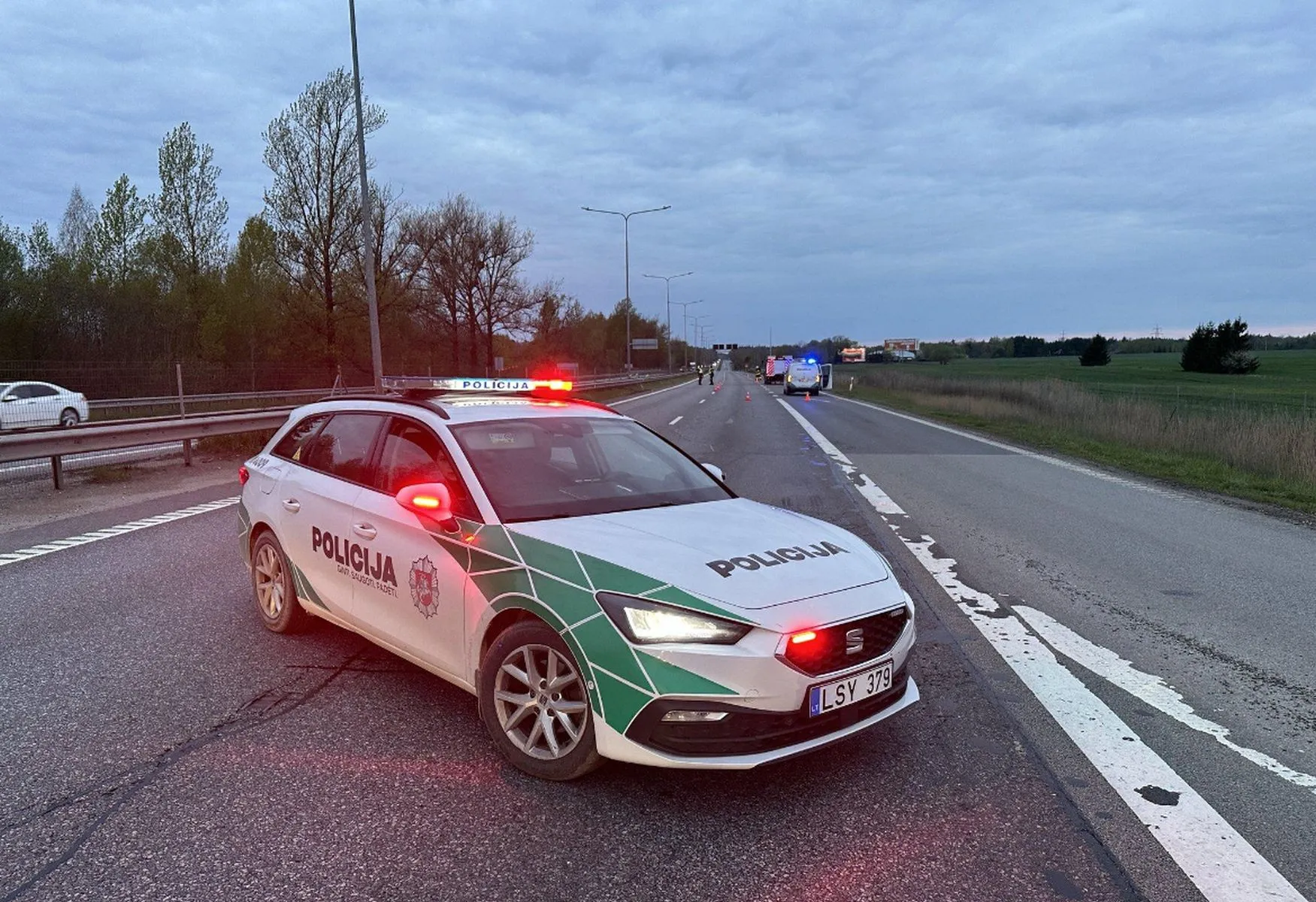 Magistralėje apvirto automobilis, žuvo žmogus